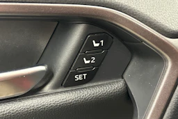 punainen Toyota RAV4 2024 kuva 26.