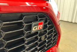 punainen Toyota RAV4 2024 kuva 29.