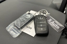 punainen Toyota RAV4 2024 kuva 30.