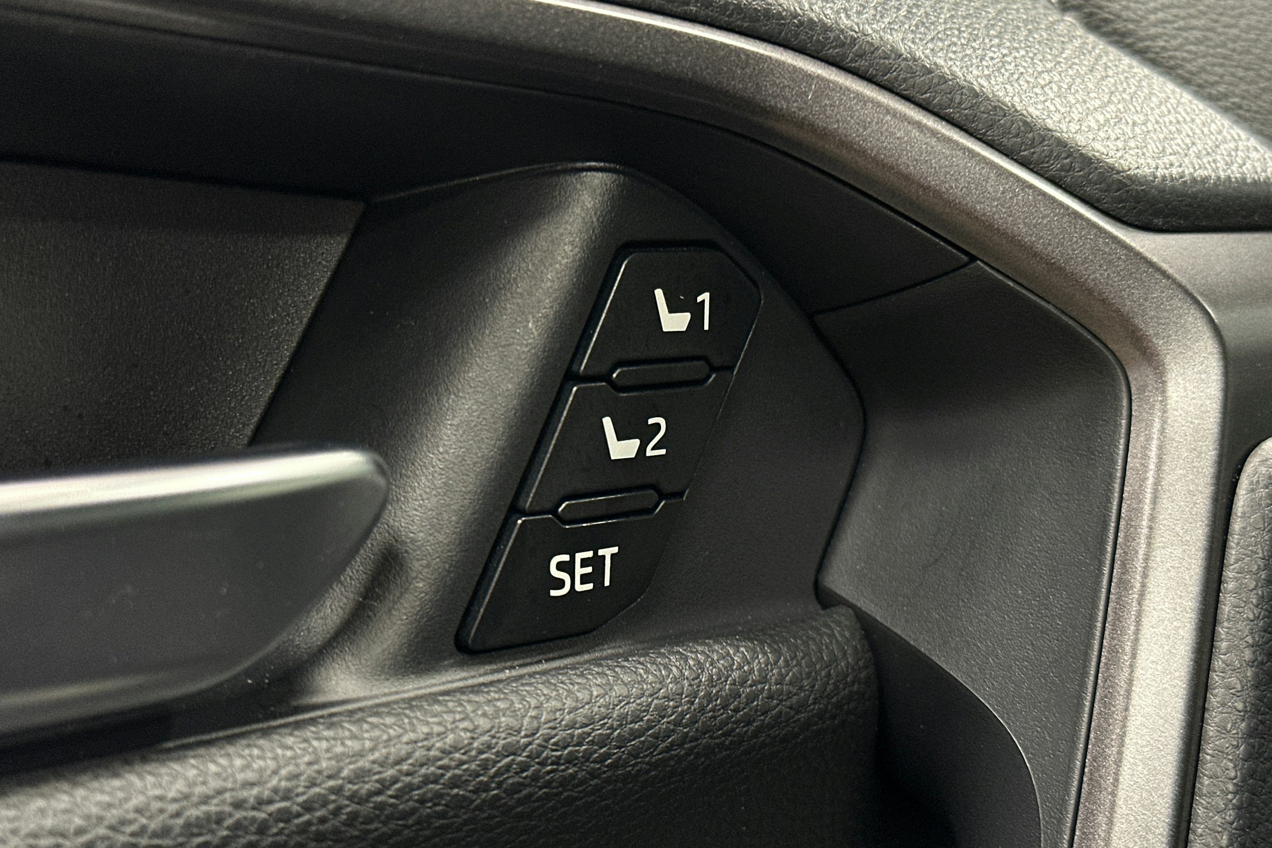 sininen Toyota RAV4 2024 kuva 18.