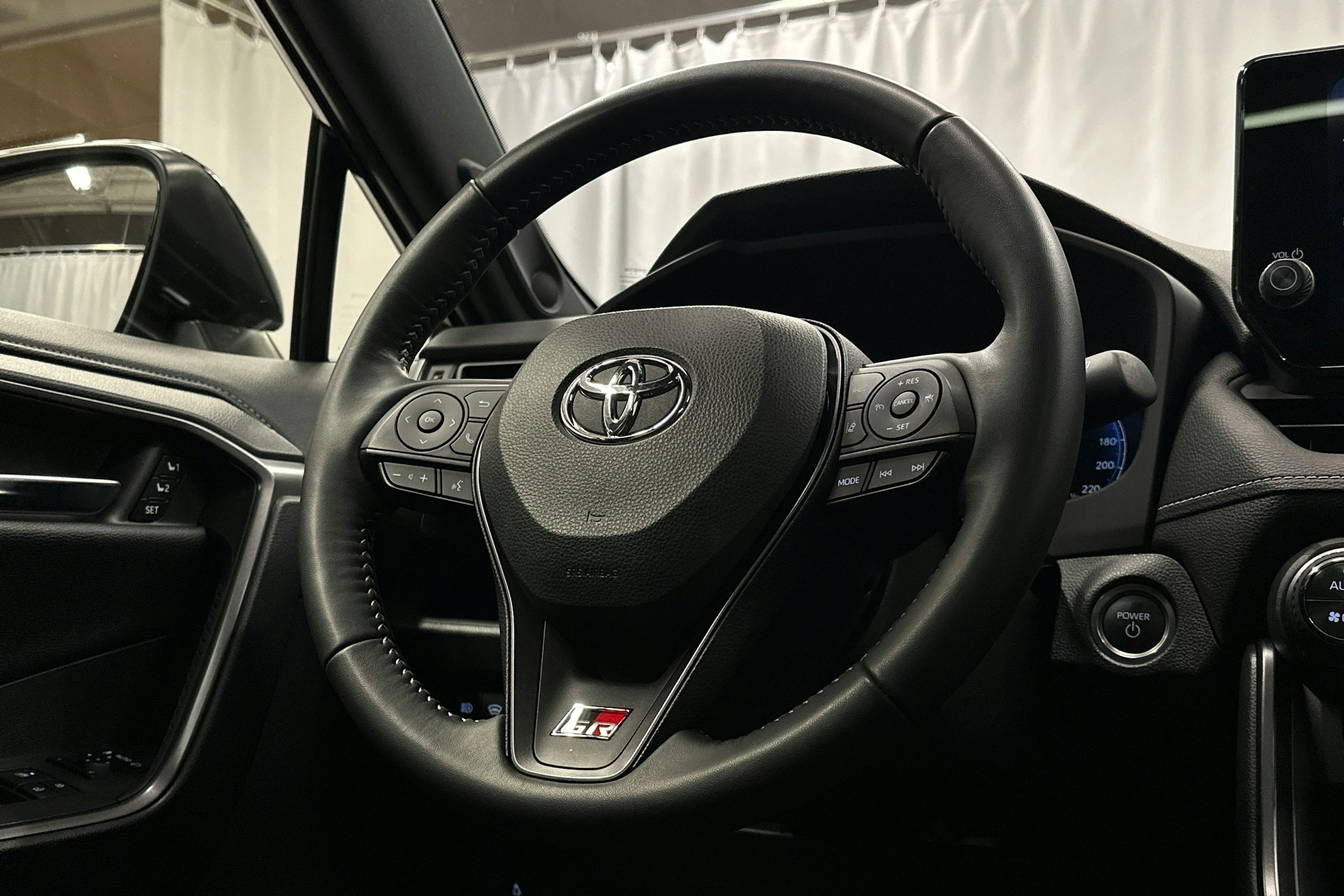 sininen Toyota RAV4 2024 kuva 19.