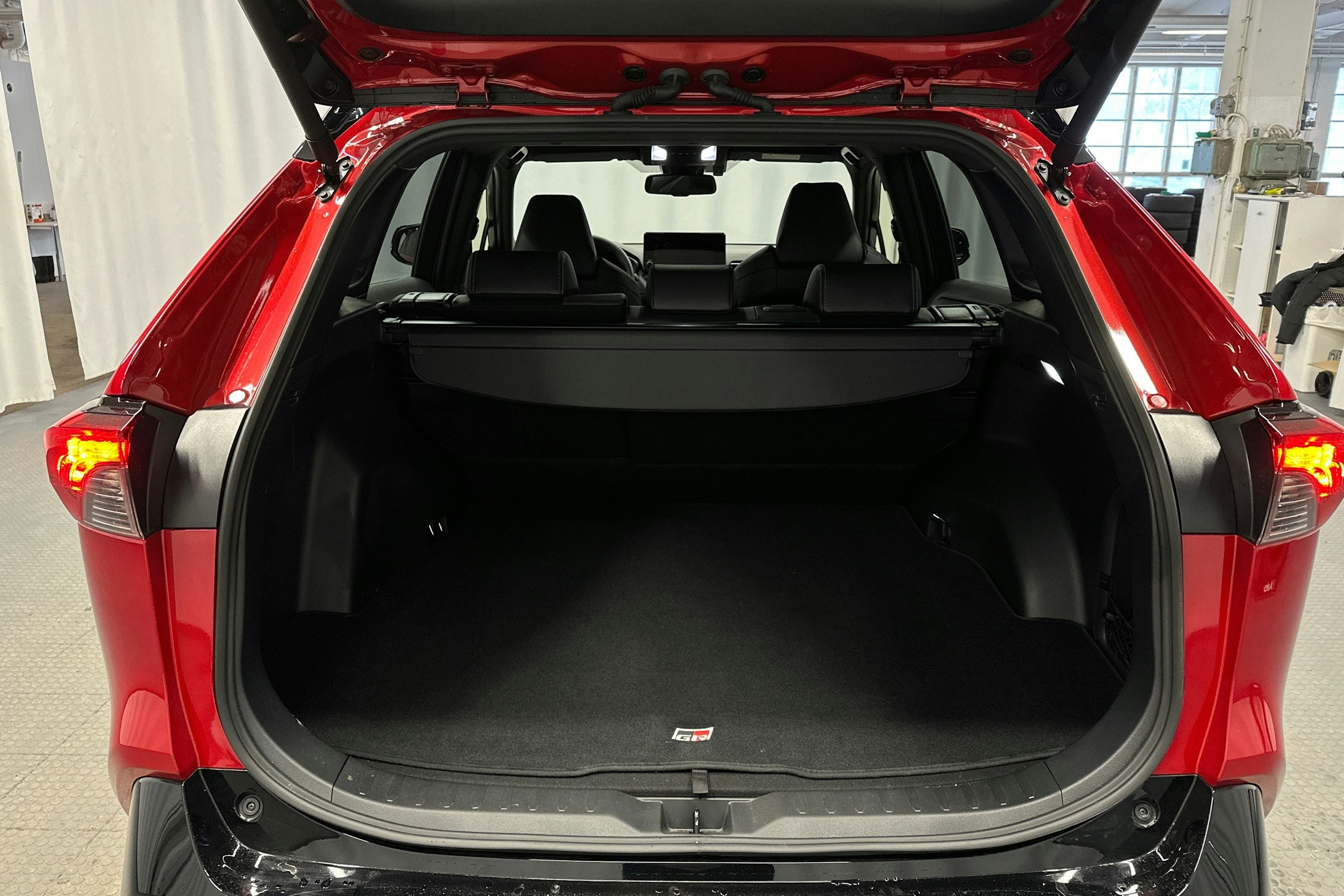 punainen Toyota RAV4 2025 kuva 14.