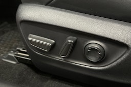 punainen Toyota RAV4 2025 kuva 17.