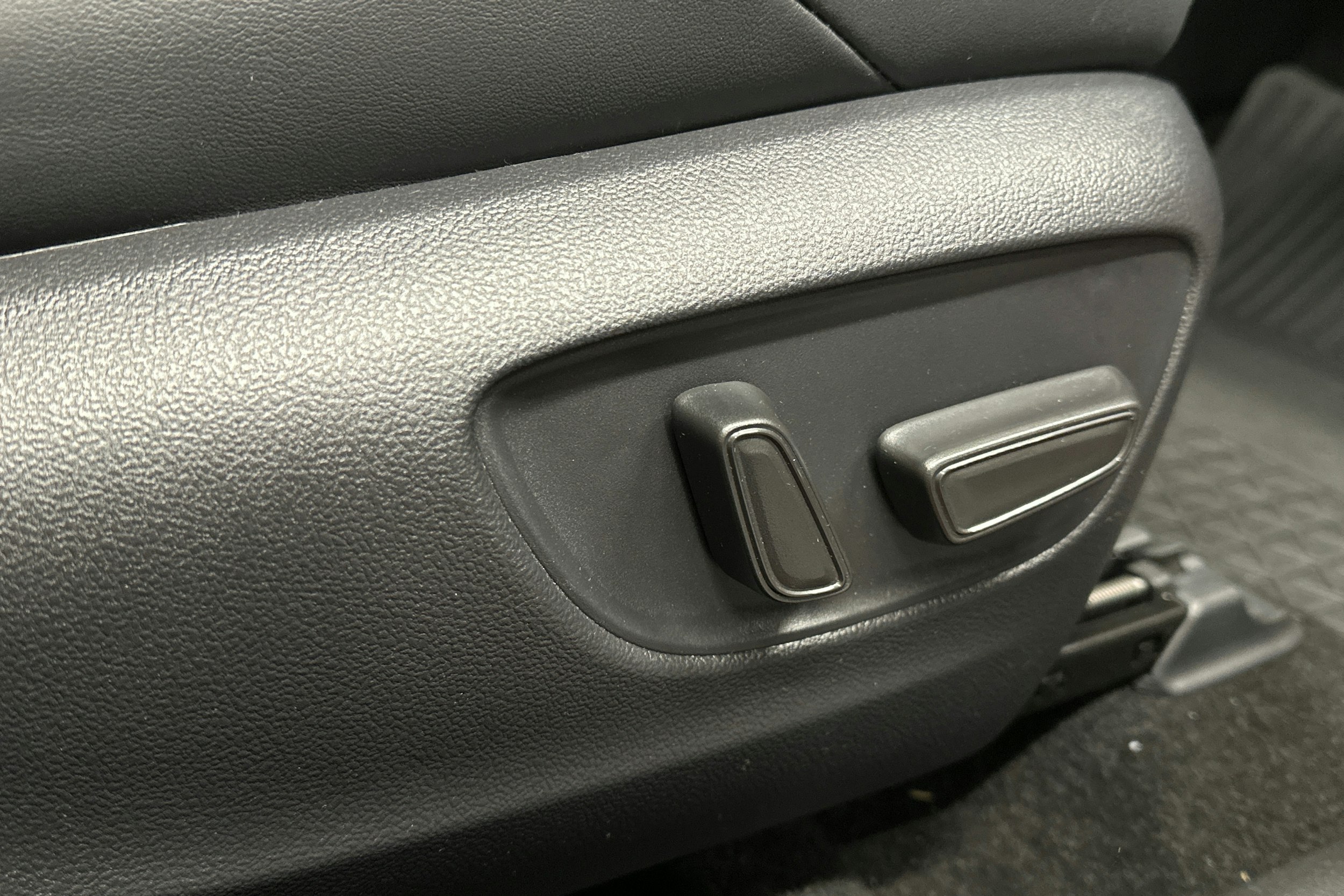 punainen Toyota RAV4 2025 kuva 18.