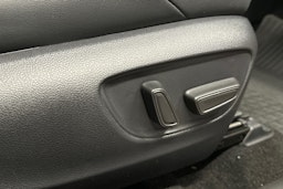 punainen Toyota RAV4 2025 kuva 18.