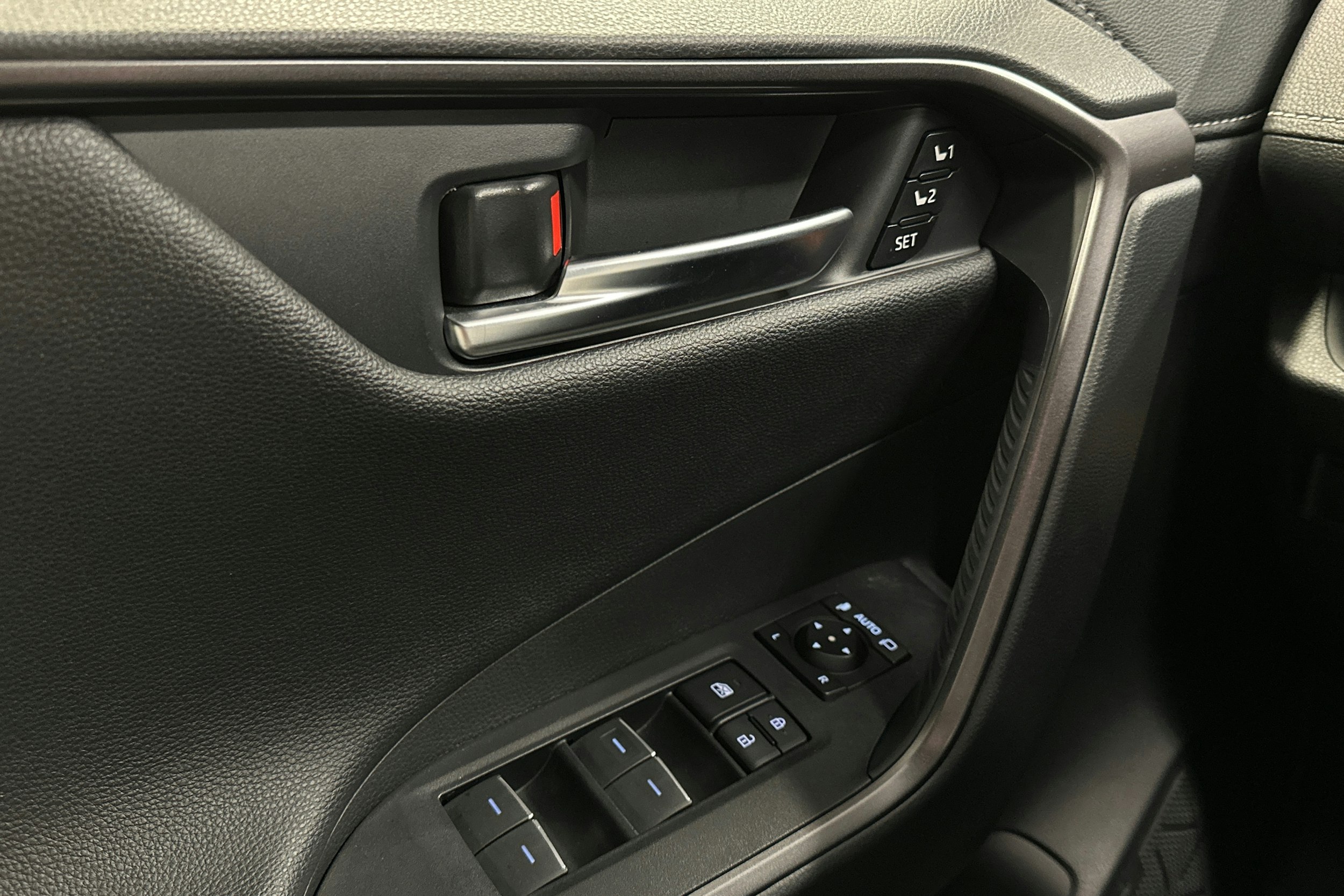 punainen Toyota RAV4 2025 kuva 24.