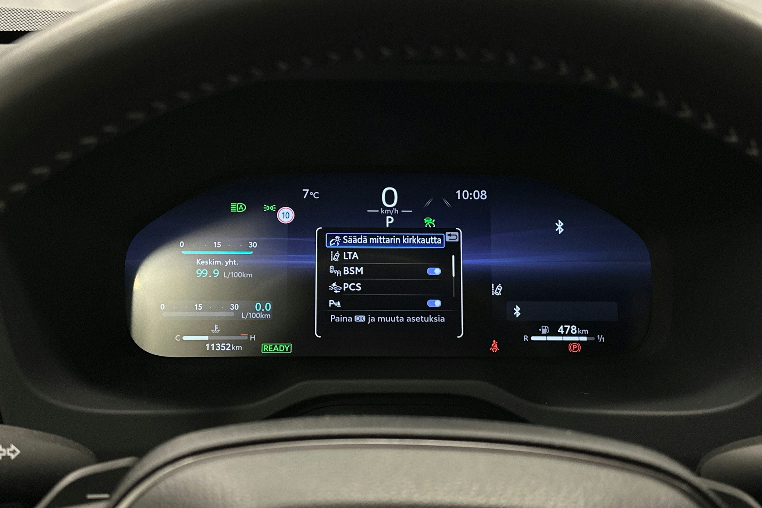 punainen Toyota RAV4 2025 kuva 25.