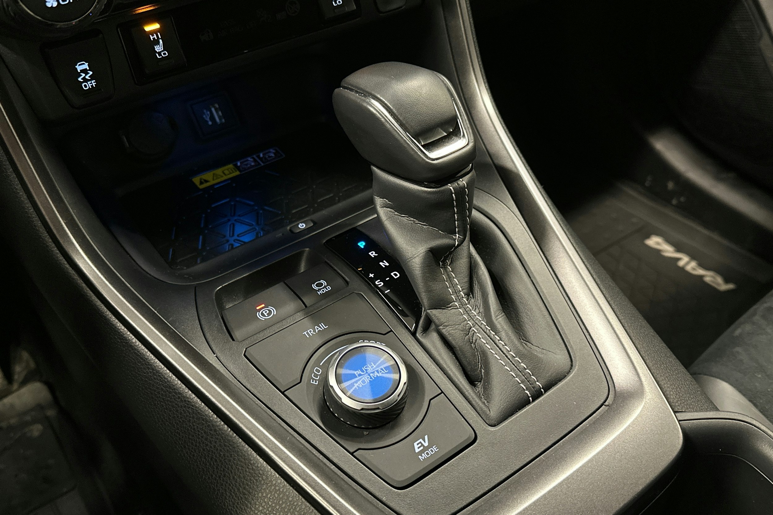 punainen Toyota RAV4 2025 kuva 31.