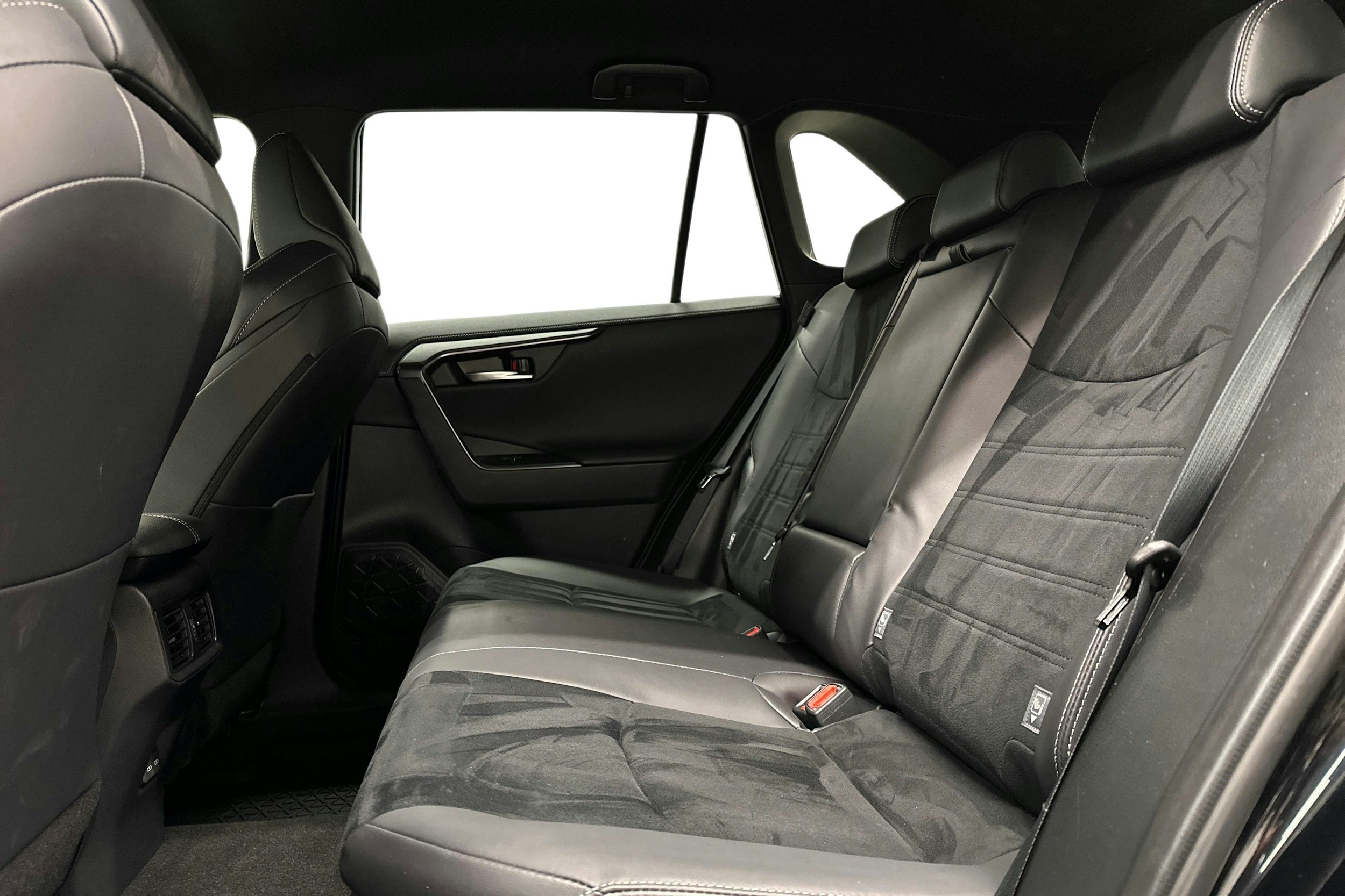 musta Toyota RAV4 2025 kuva 10.