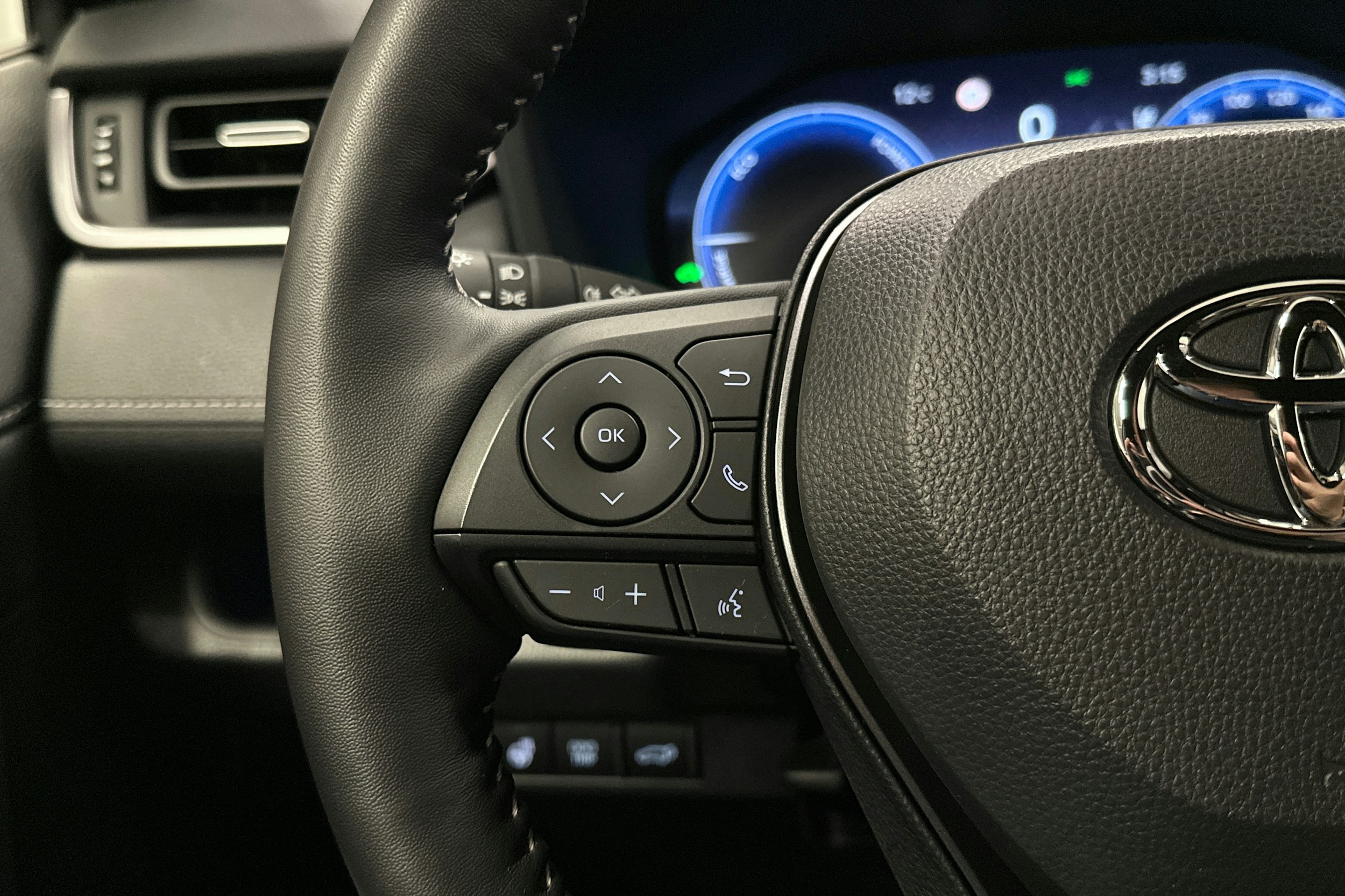 musta Toyota RAV4 2025 kuva 14.