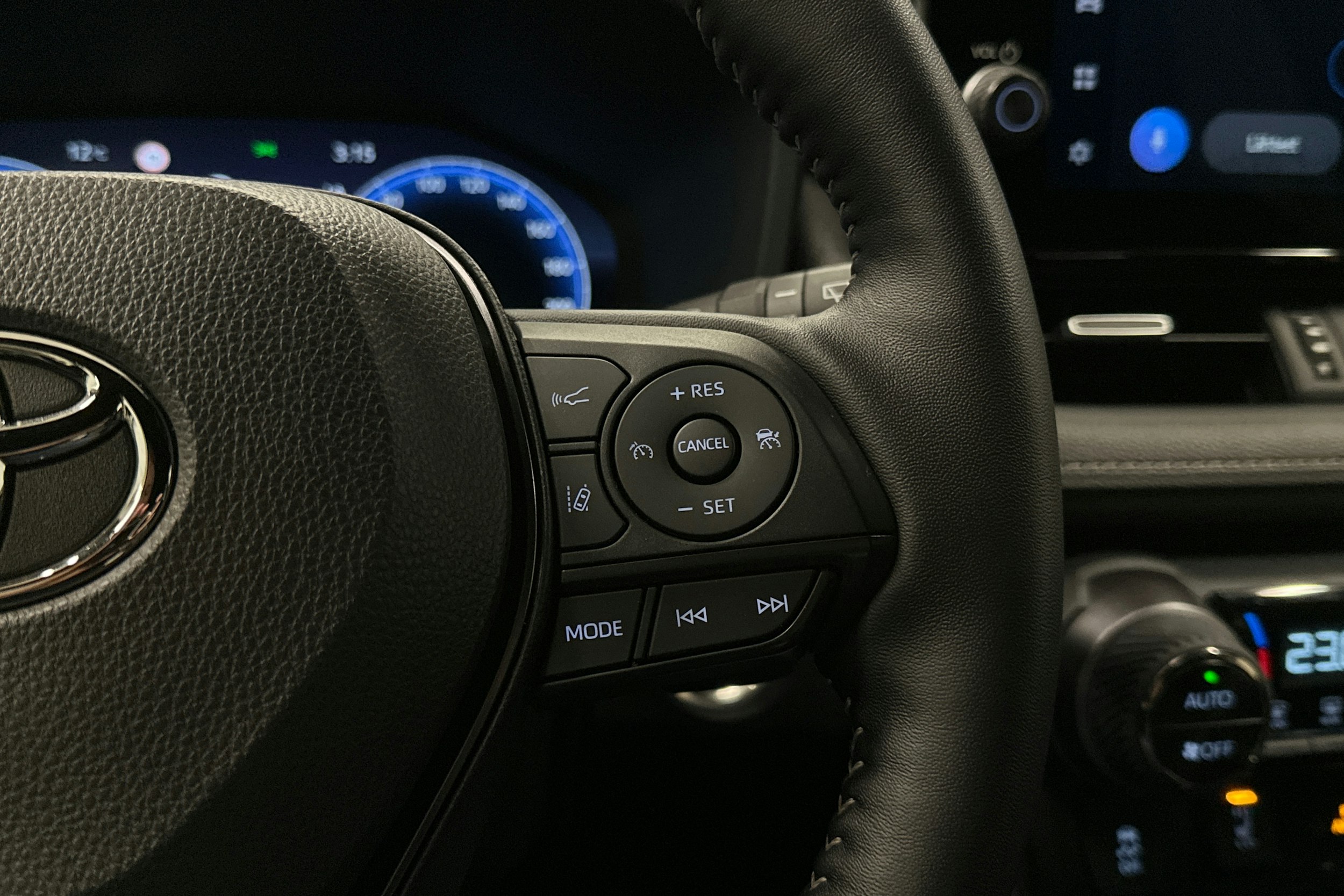 musta Toyota RAV4 2025 kuva 15.