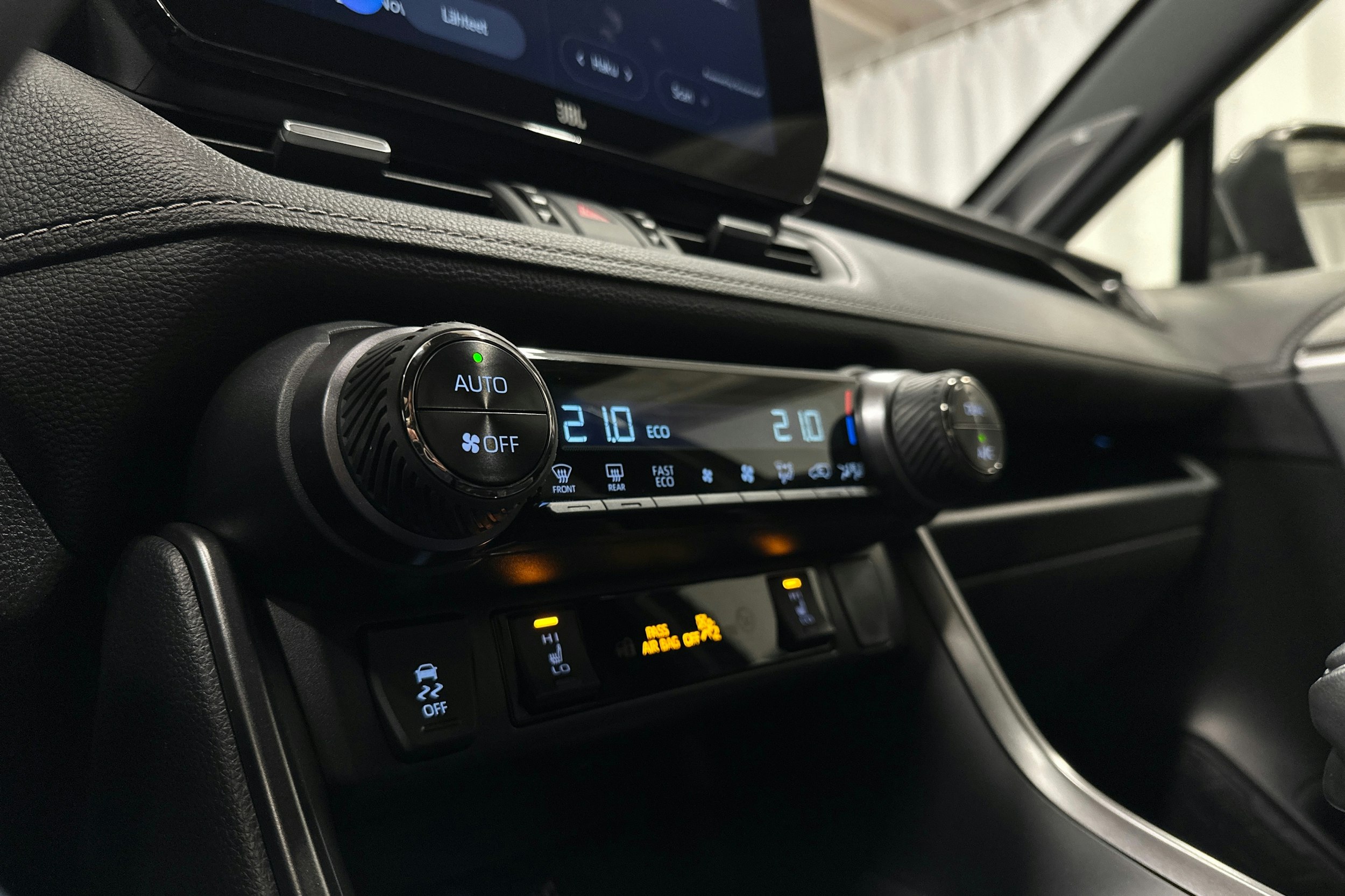 musta Toyota RAV4 2025 kuva 19.