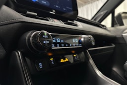 musta Toyota RAV4 2025 kuva 19.