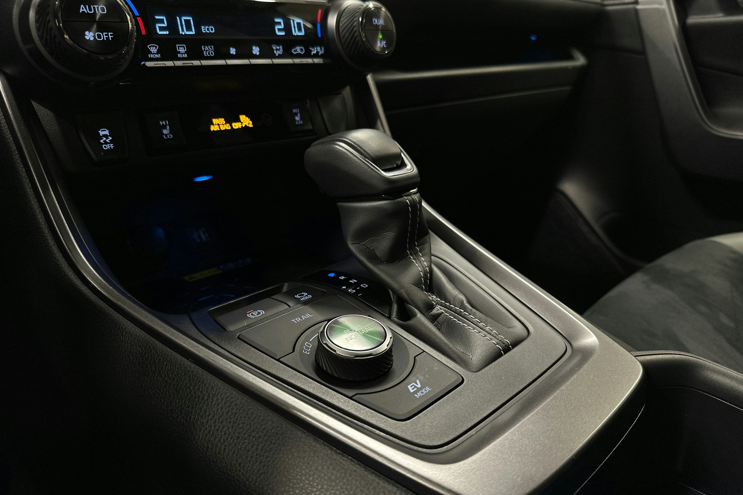 musta Toyota RAV4 2025 kuva 20.