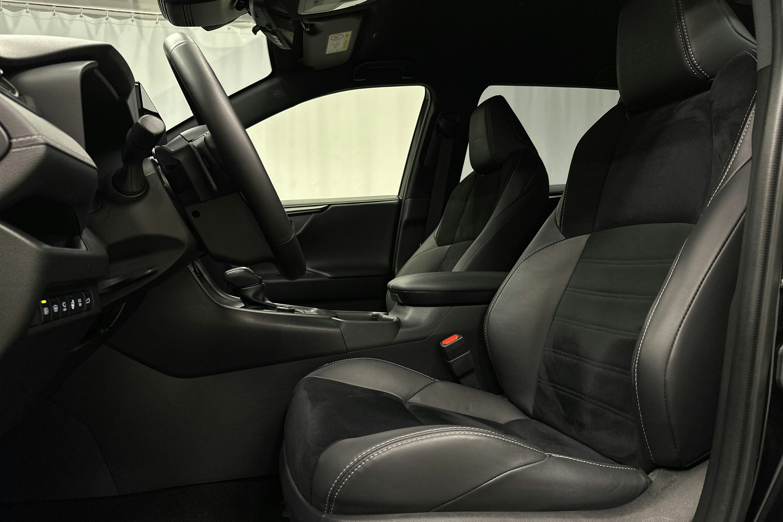 musta Toyota RAV4 2025 kuva 21.