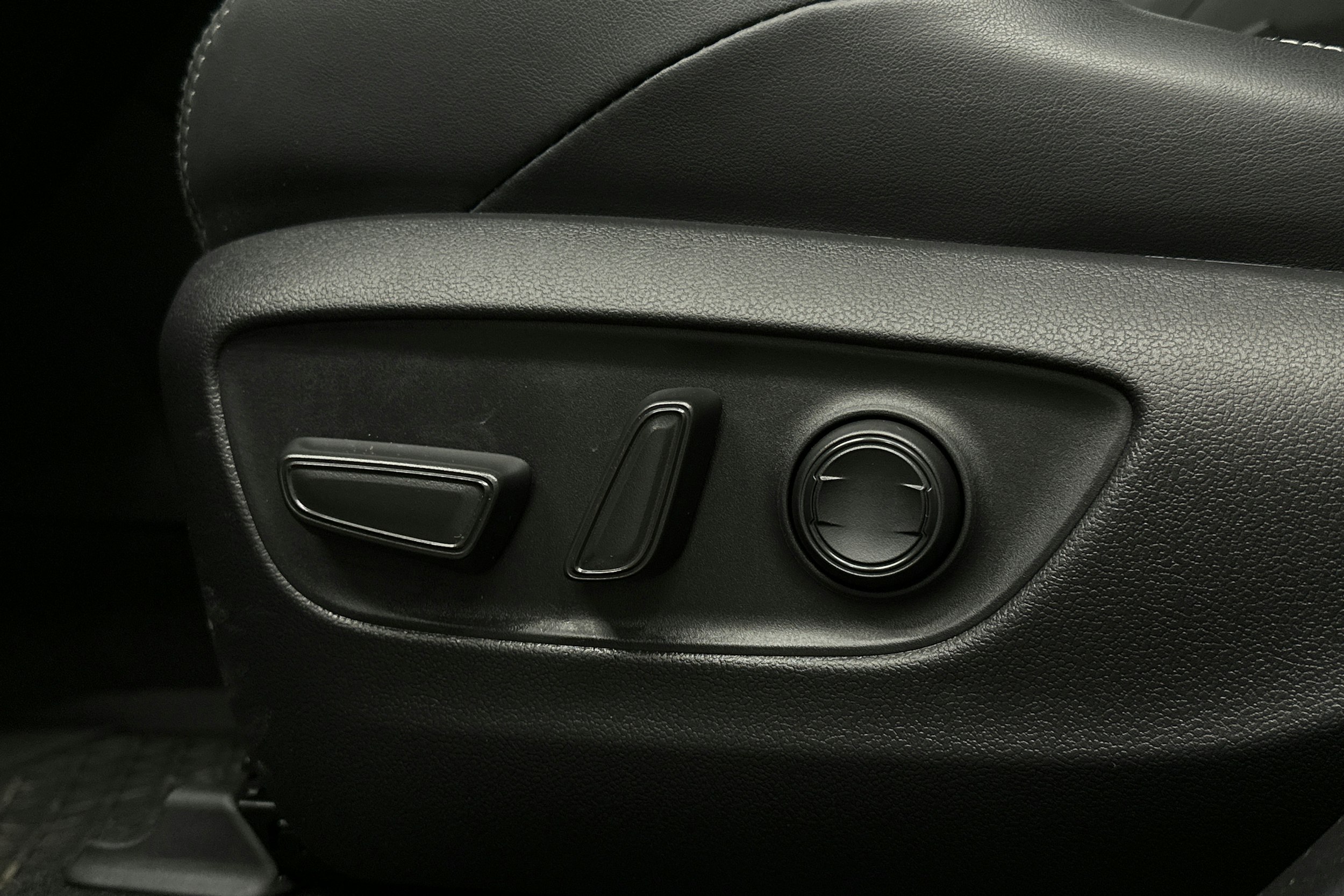 musta Toyota RAV4 2025 kuva 22.