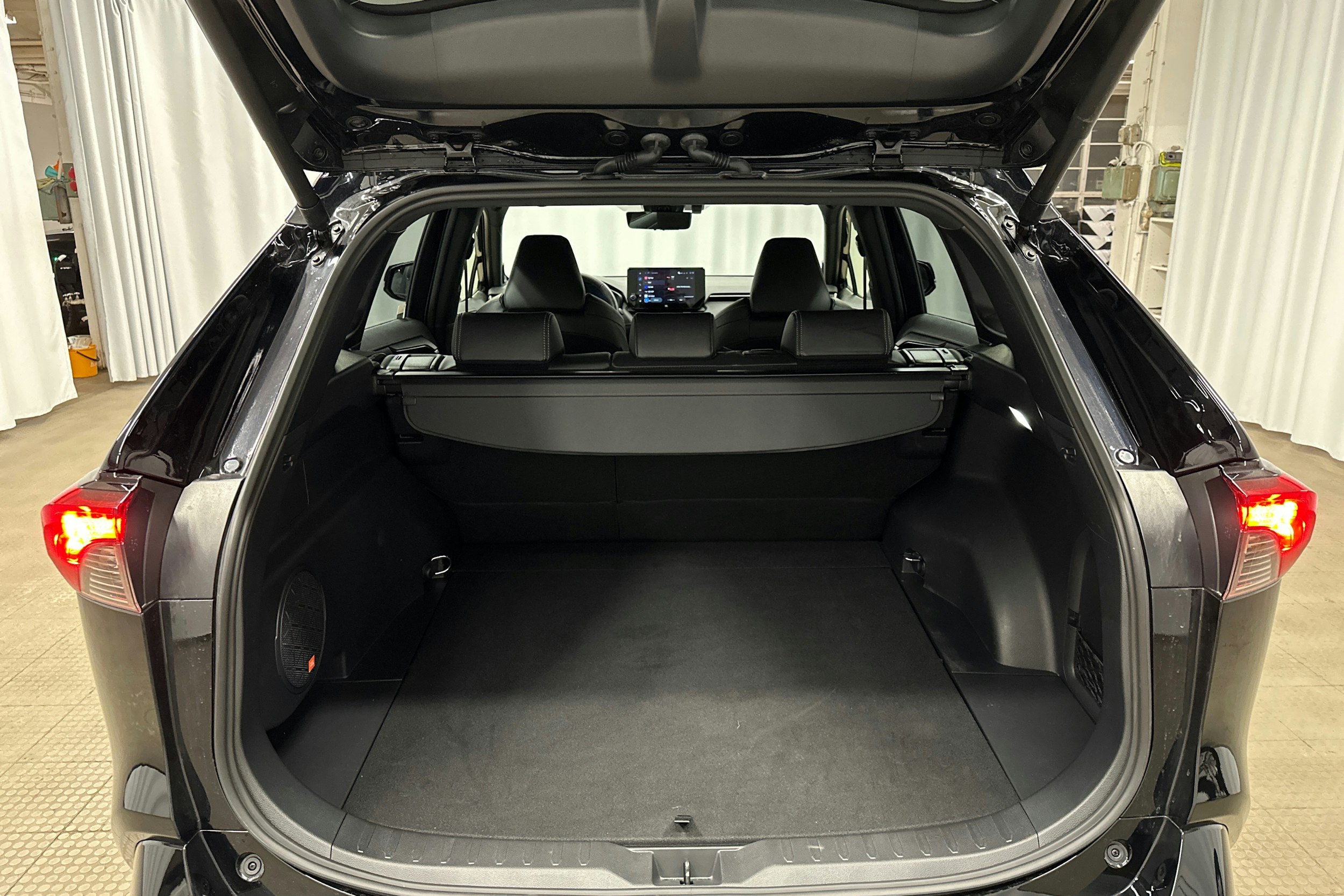 musta Toyota RAV4 2025 kuva 24.