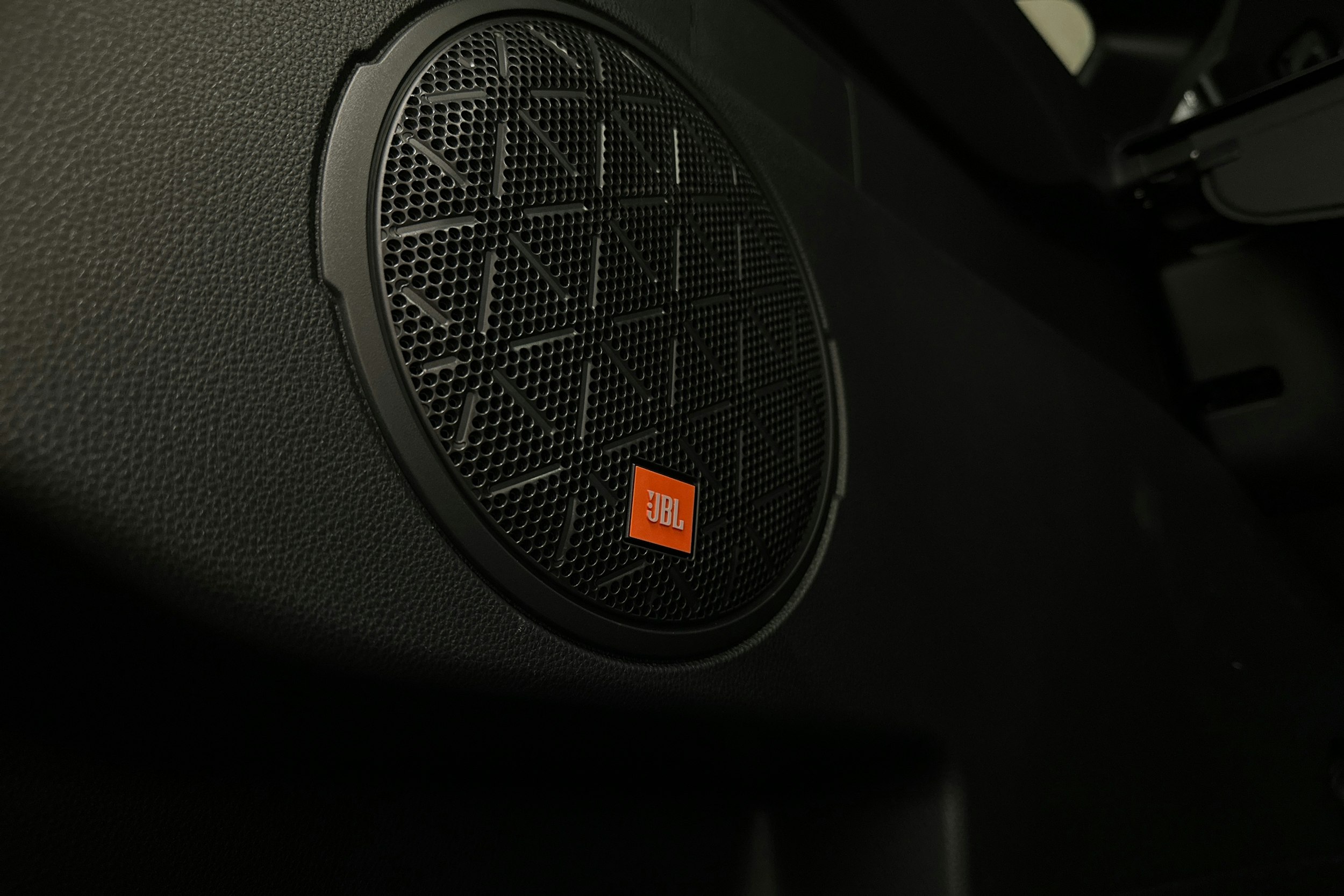 musta Toyota RAV4 2025 kuva 25.