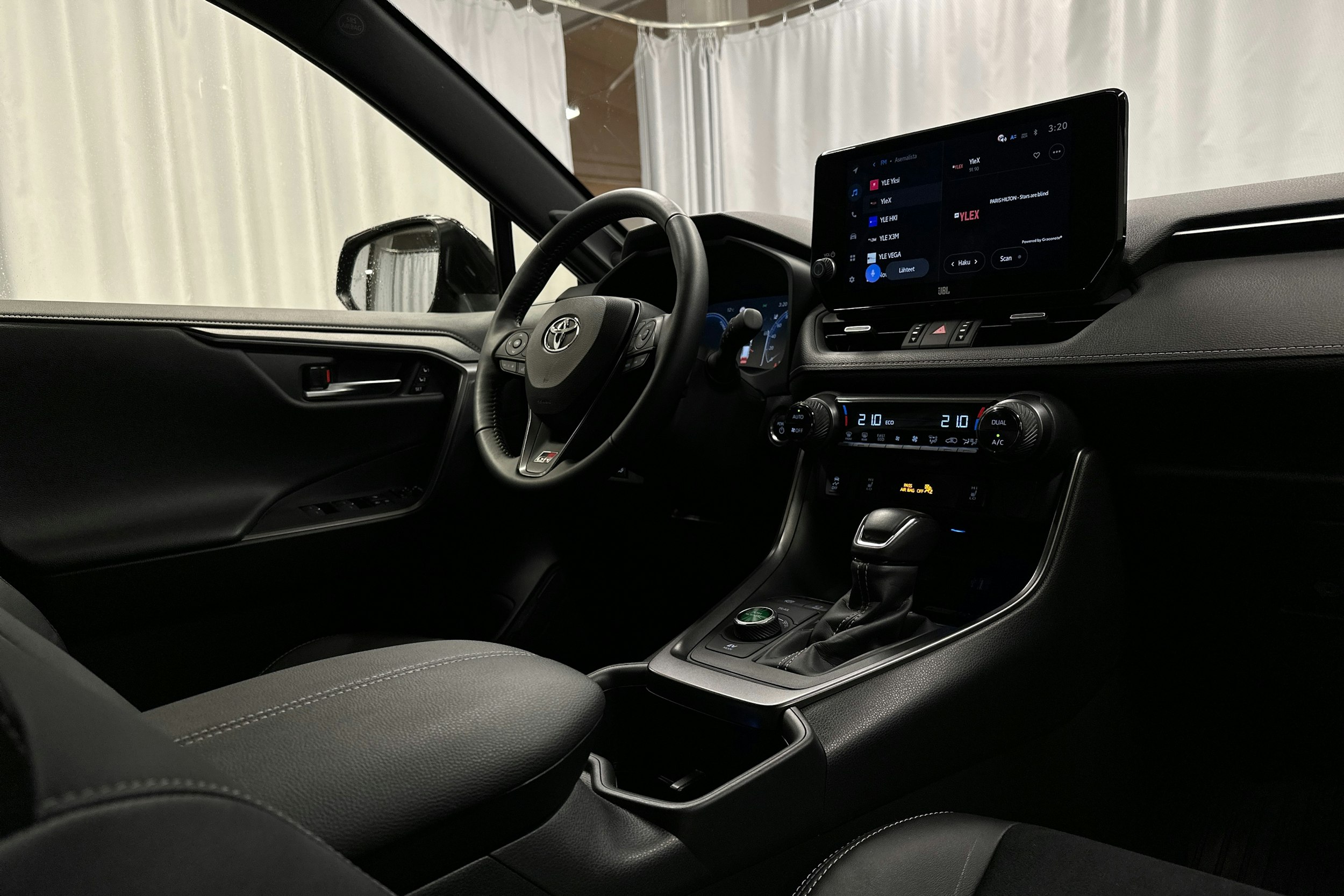 musta Toyota RAV4 2025 kuva 27.