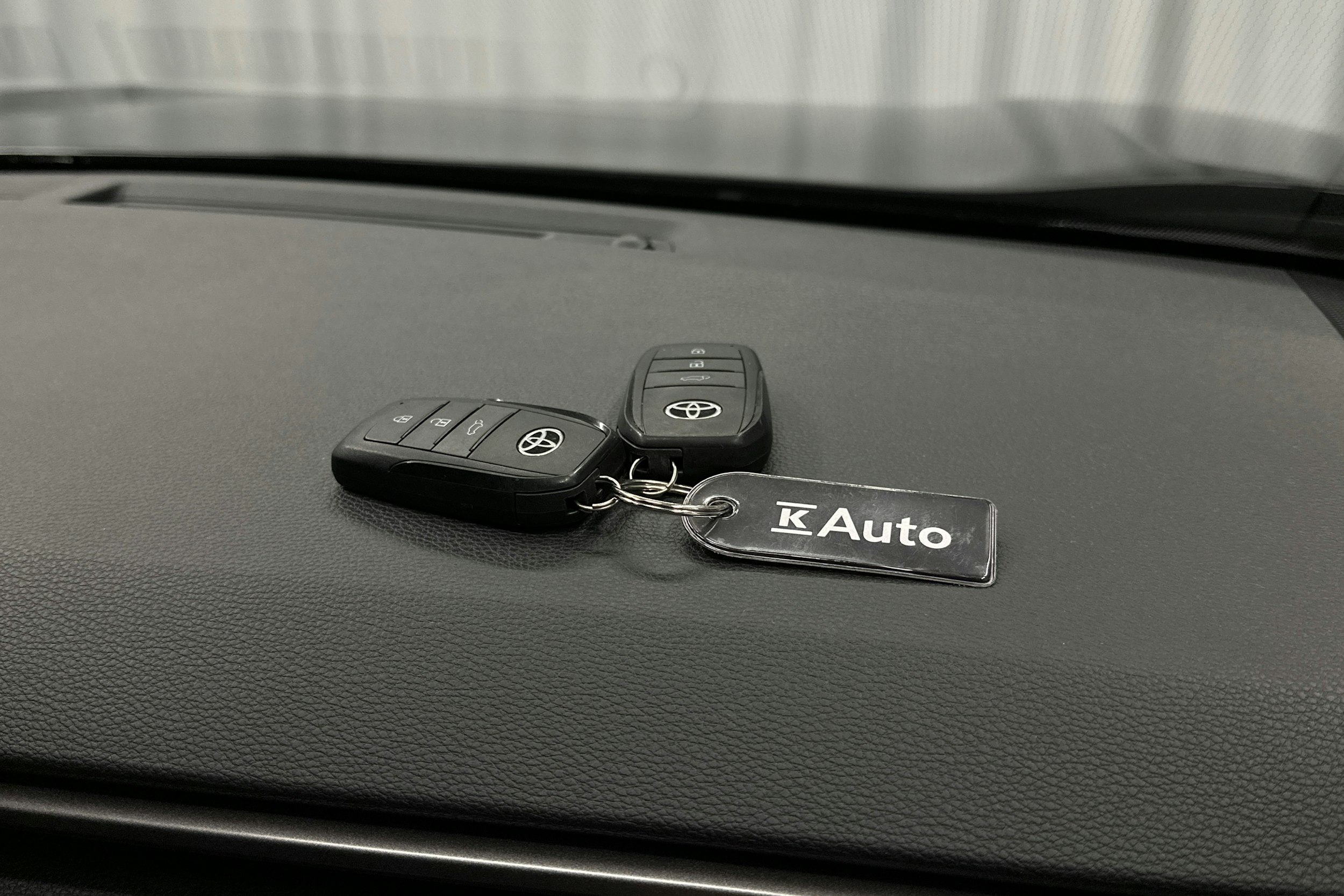 musta Toyota RAV4 2025 kuva 28.