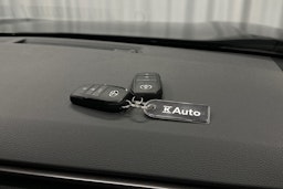 musta Toyota RAV4 2025 kuva 28.