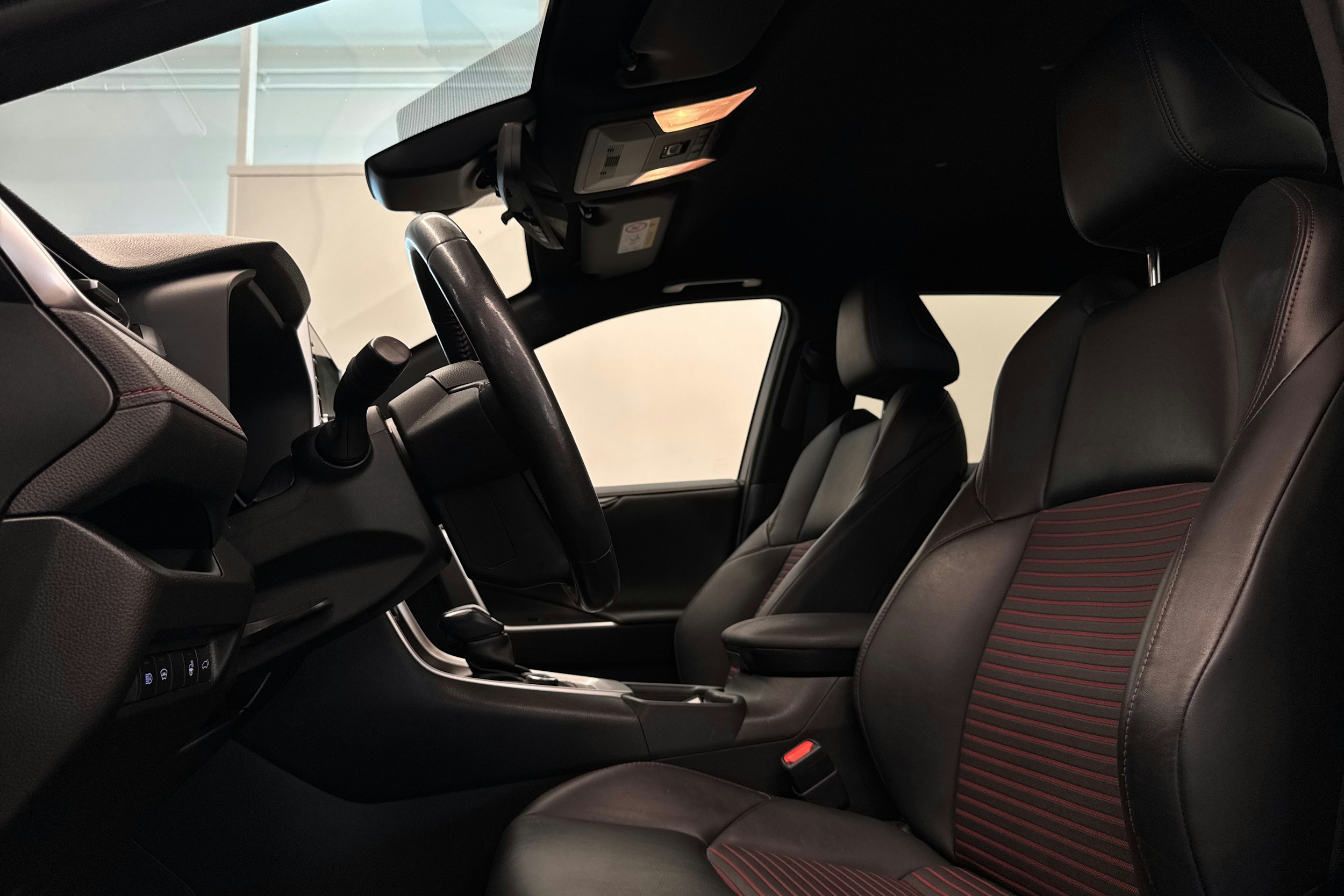 Harmaa Toyota RAV4 Plug-in 2020 kuva 12.