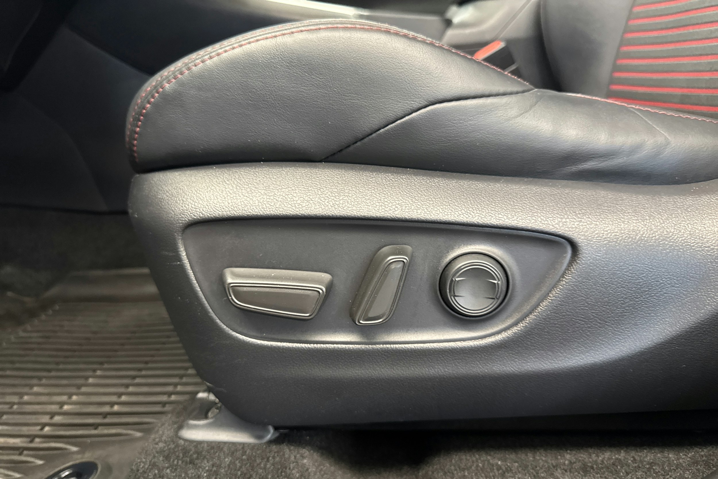Harmaa Toyota RAV4 Plug-in 2020 kuva 16.