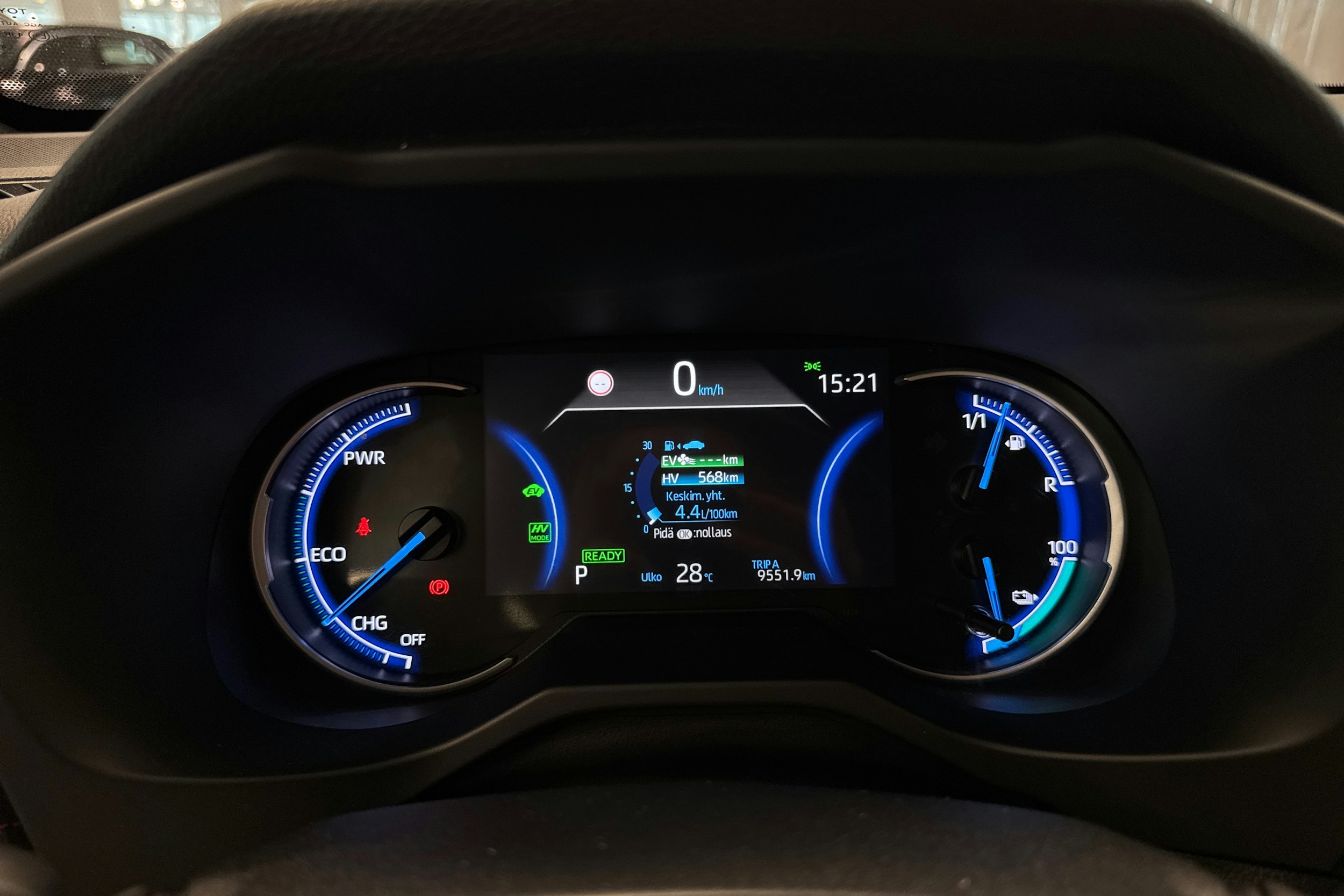 Harmaa Toyota RAV4 Plug-in 2020 kuva 18.