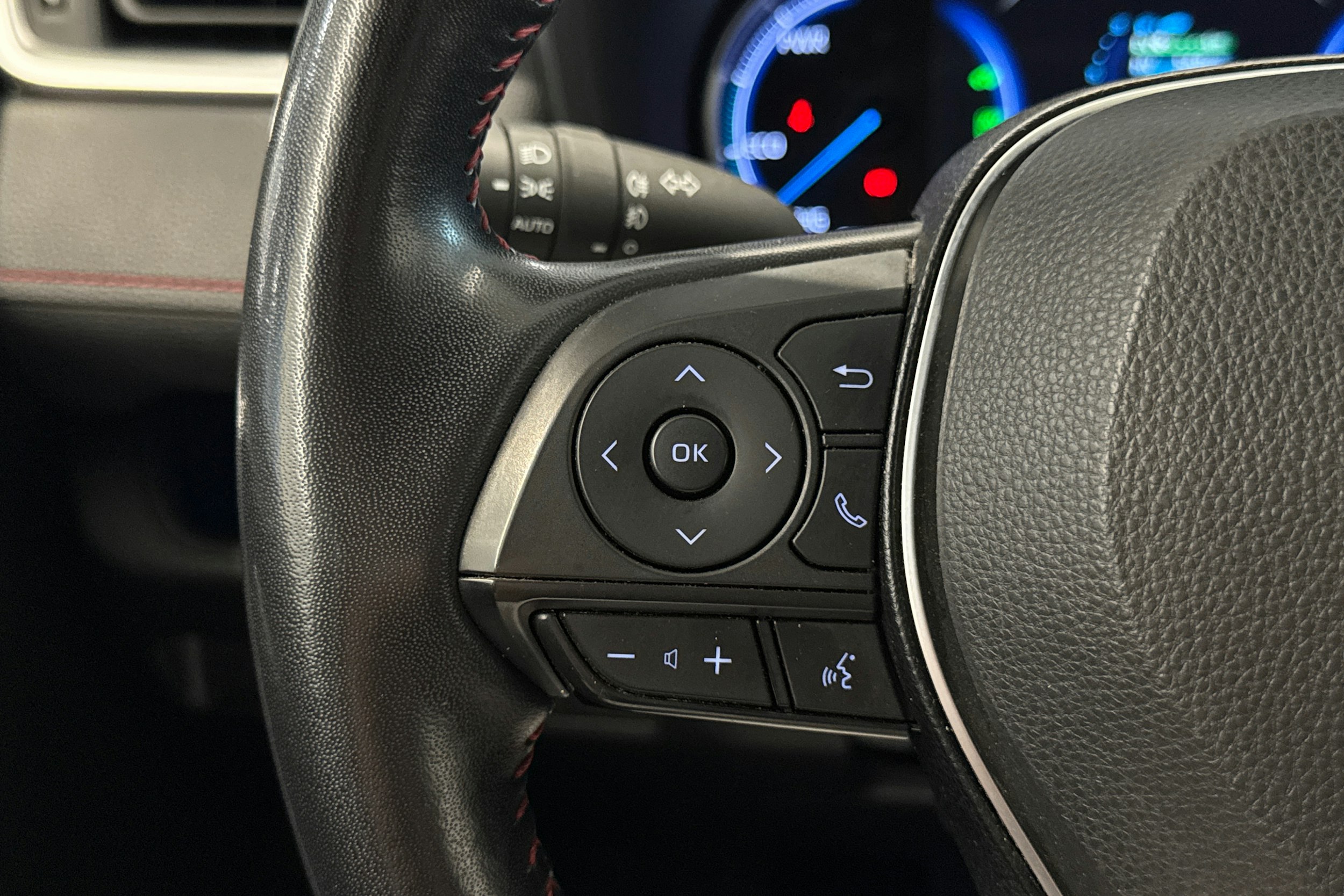 Harmaa Toyota RAV4 Plug-in 2020 kuva 19.