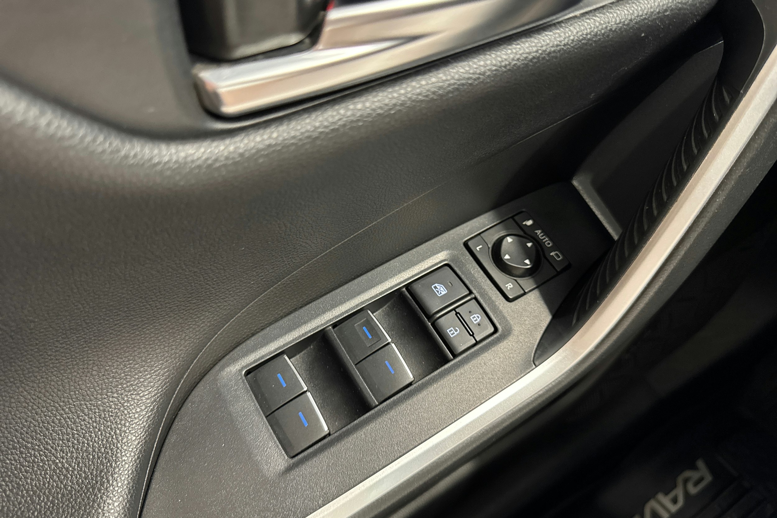 Harmaa Toyota RAV4 Plug-in 2020 kuva 24.