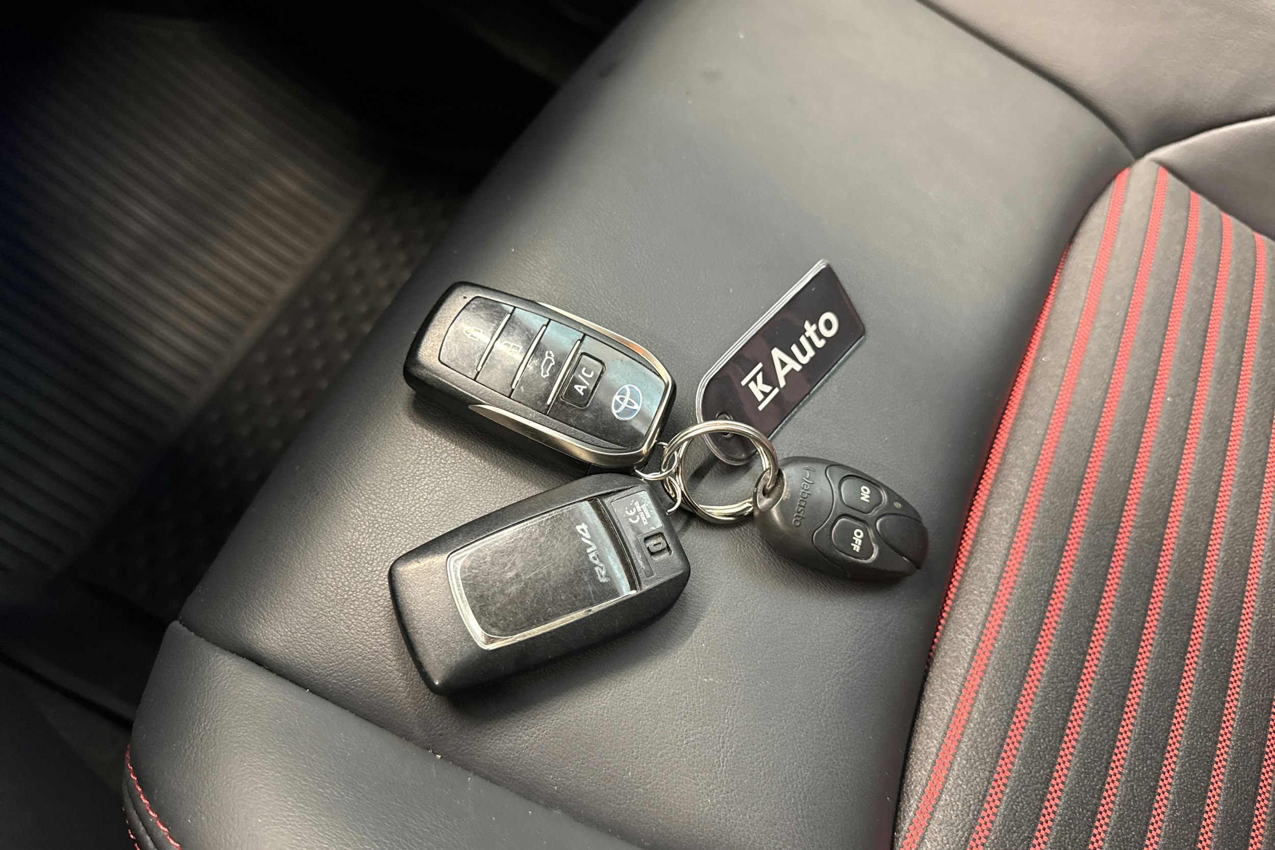 Harmaa Toyota RAV4 Plug-in 2020 kuva 34.