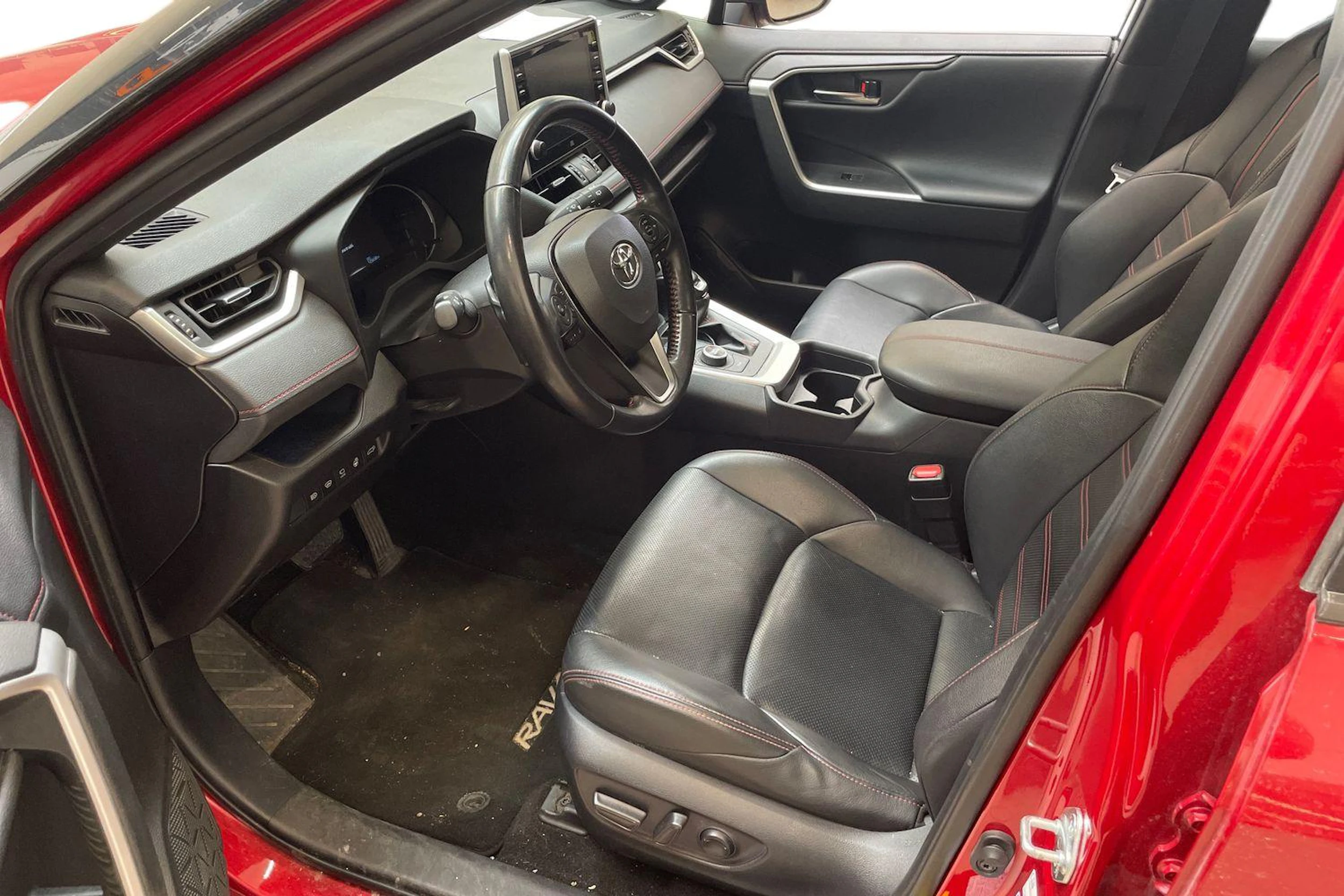 punainen Toyota RAV4 Plug-in 2020 kuva 3.