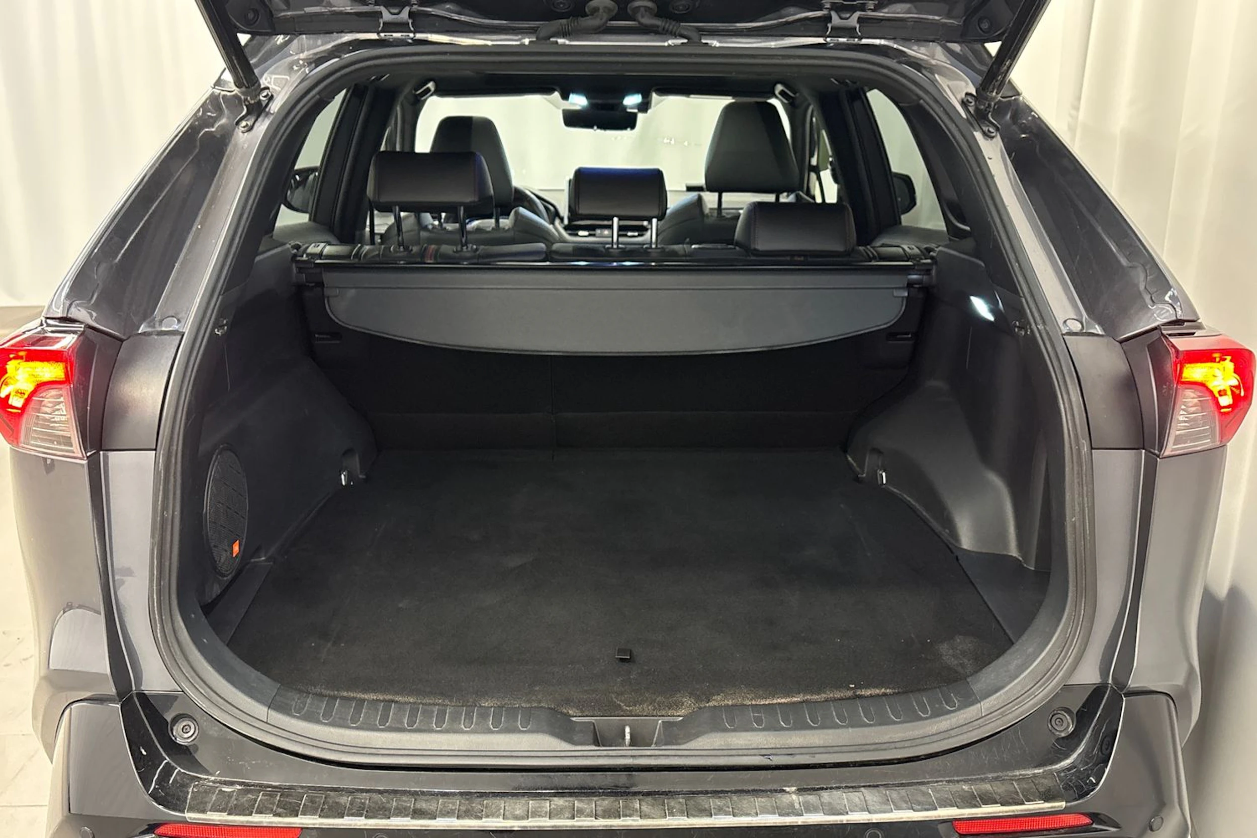 harmaa Toyota RAV4 Plug-in 2020 kuva 16.
