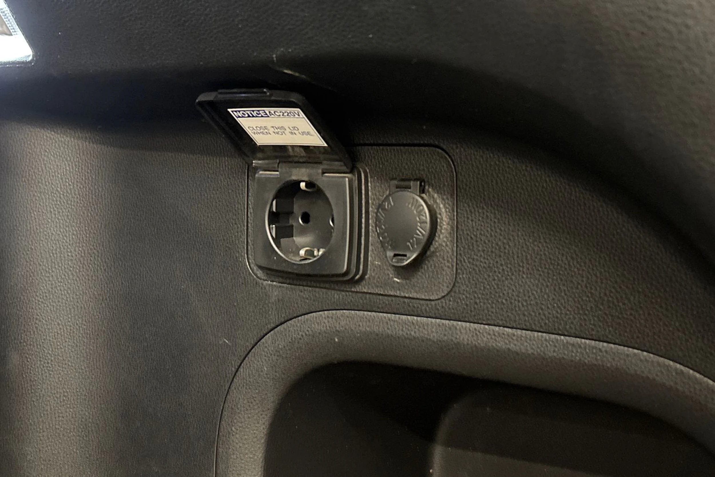 harmaa Toyota RAV4 Plug-in 2020 kuva 18.