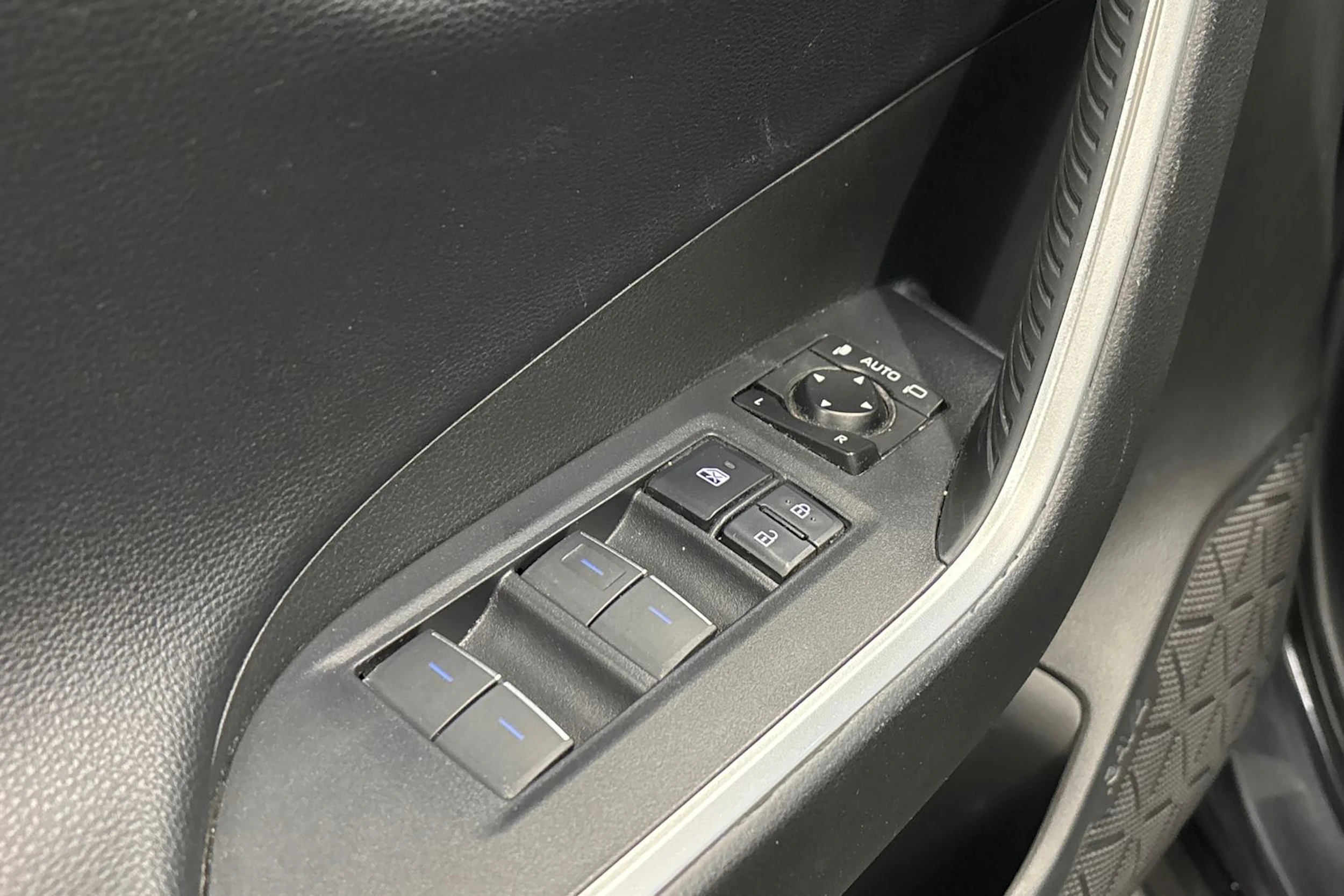 harmaa Toyota RAV4 Plug-in 2020 kuva 20.