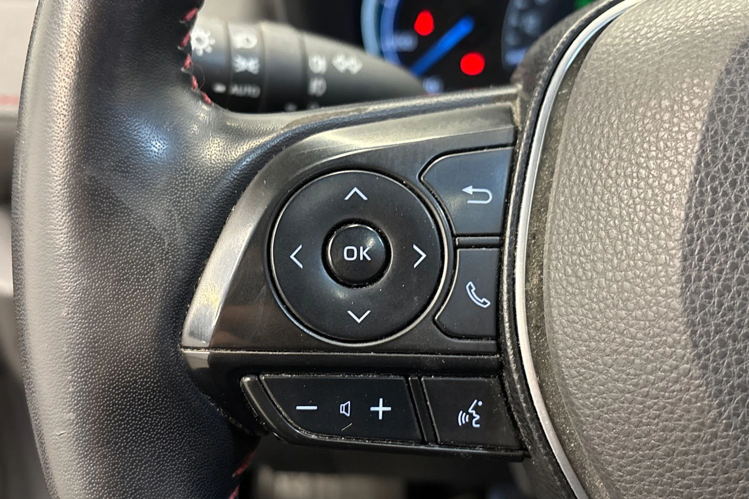 harmaa Toyota RAV4 Plug-in 2020 kuva 24.