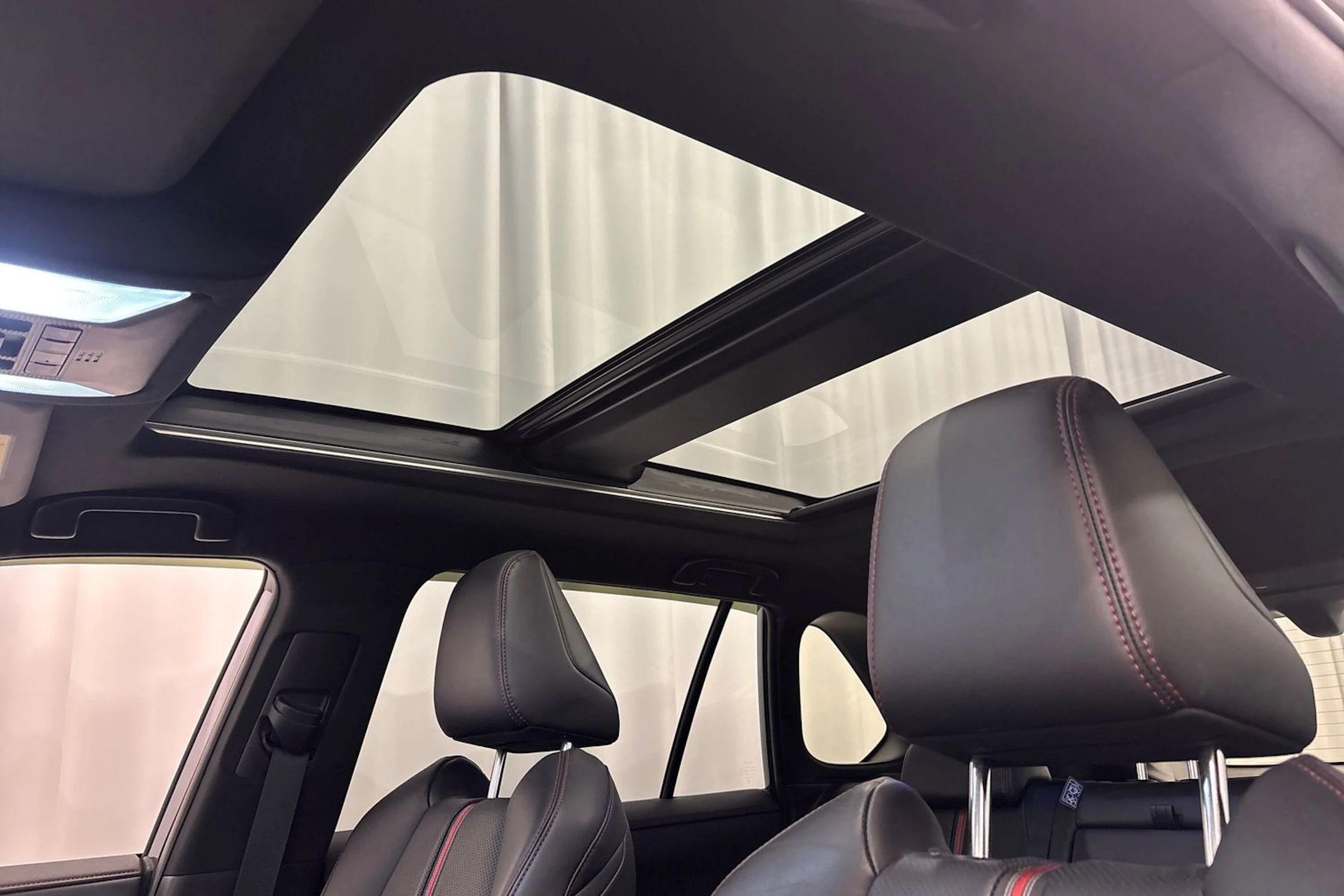 harmaa Toyota RAV4 Plug-in 2020 kuva 34.