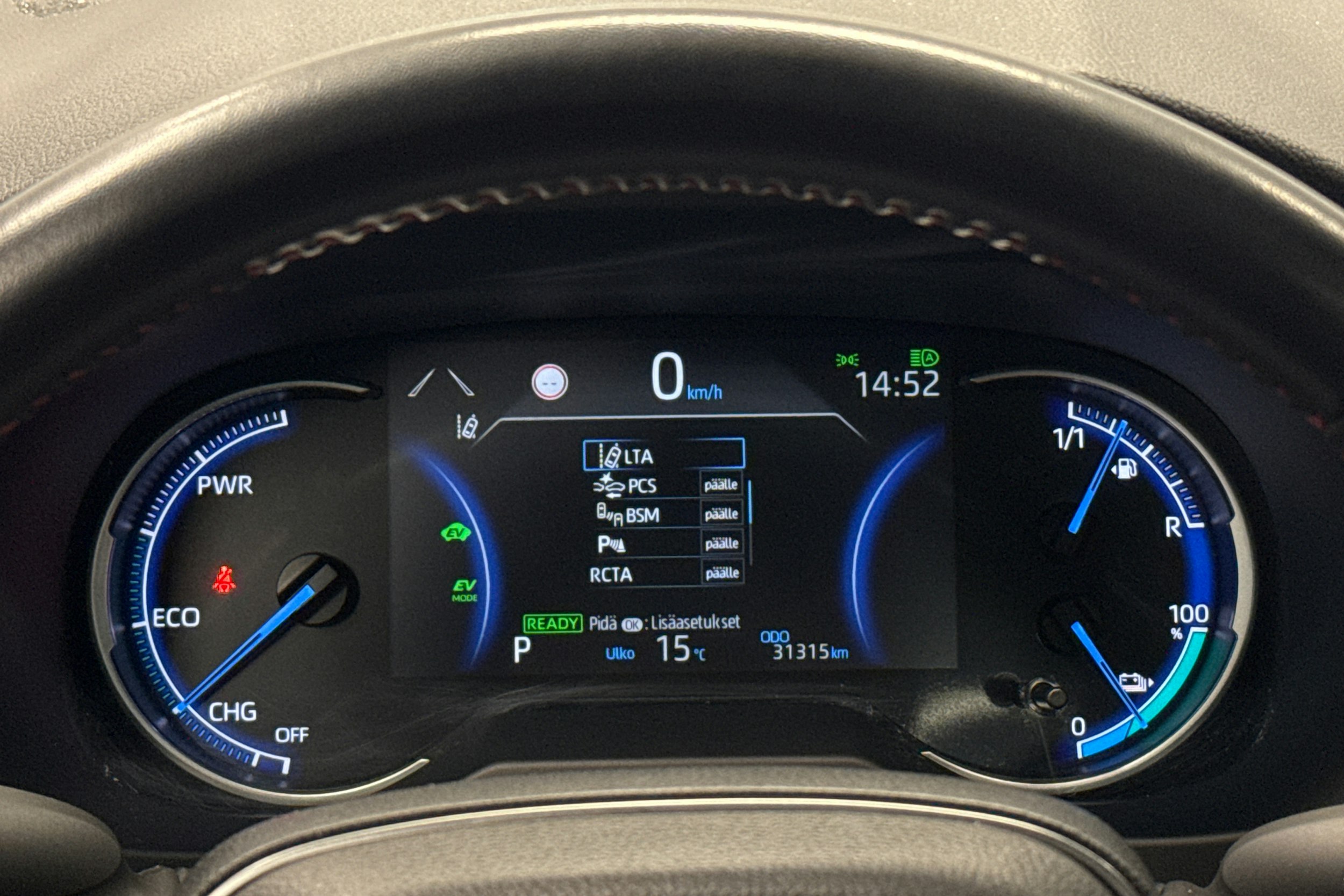 valkoinen Toyota RAV4 Plug-in 2021 kuva 15.