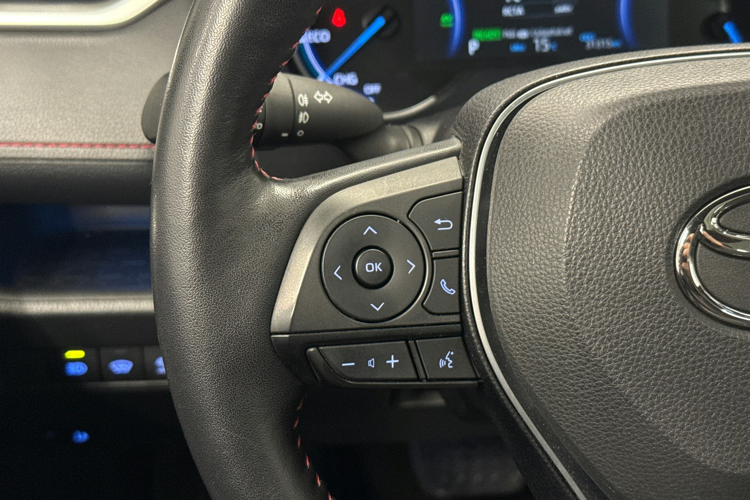valkoinen Toyota RAV4 Plug-in 2021 kuva 16.