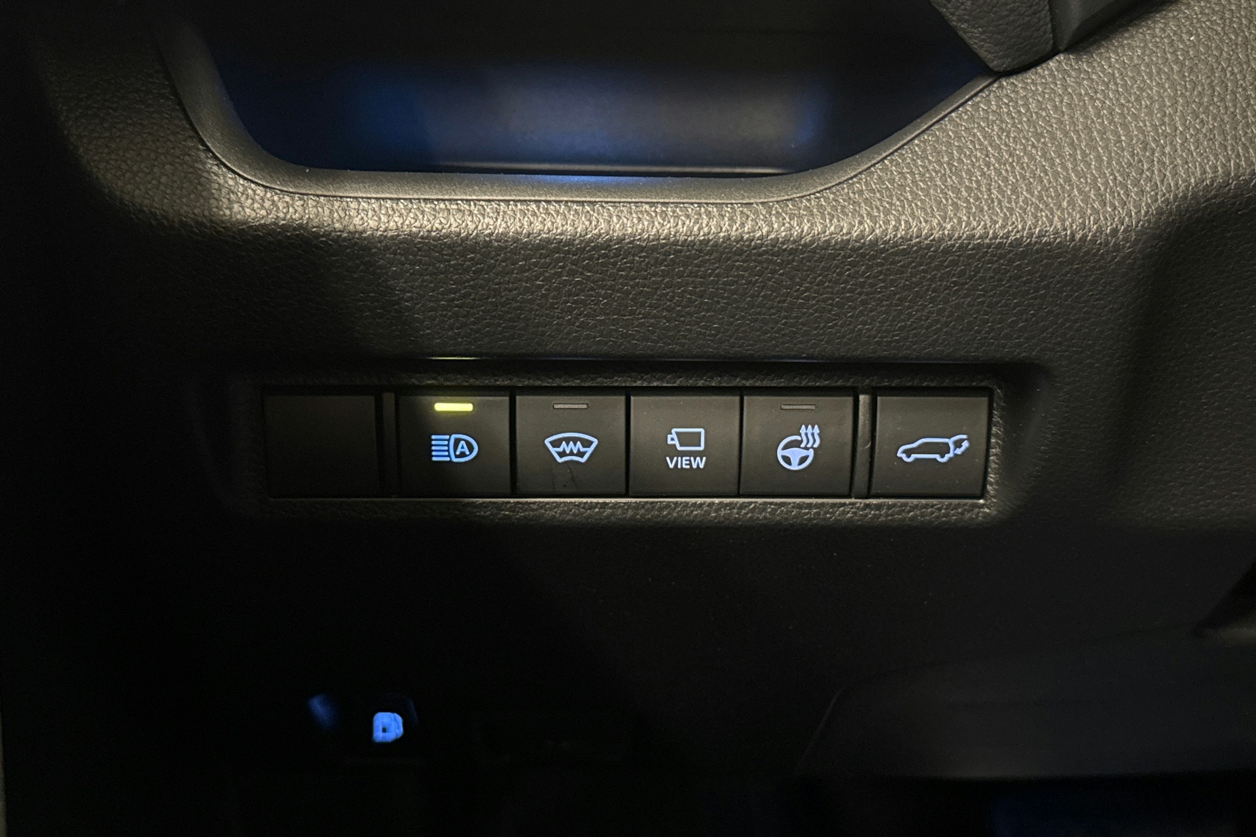 valkoinen Toyota RAV4 Plug-in 2021 kuva 19.