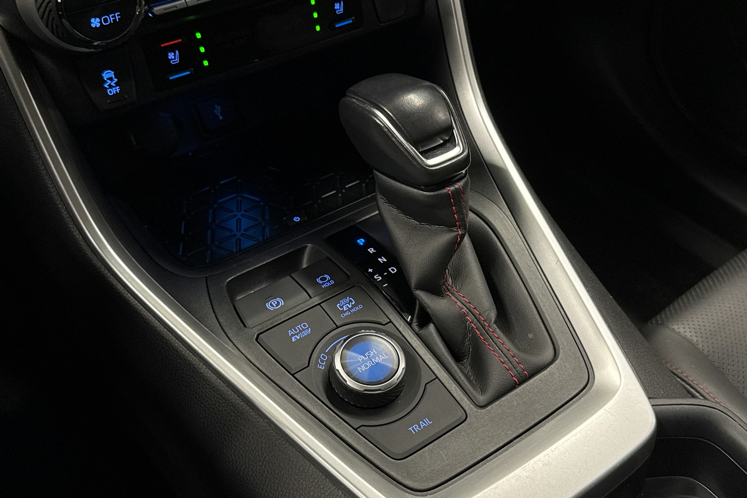 valkoinen Toyota RAV4 Plug-in 2021 kuva 24.