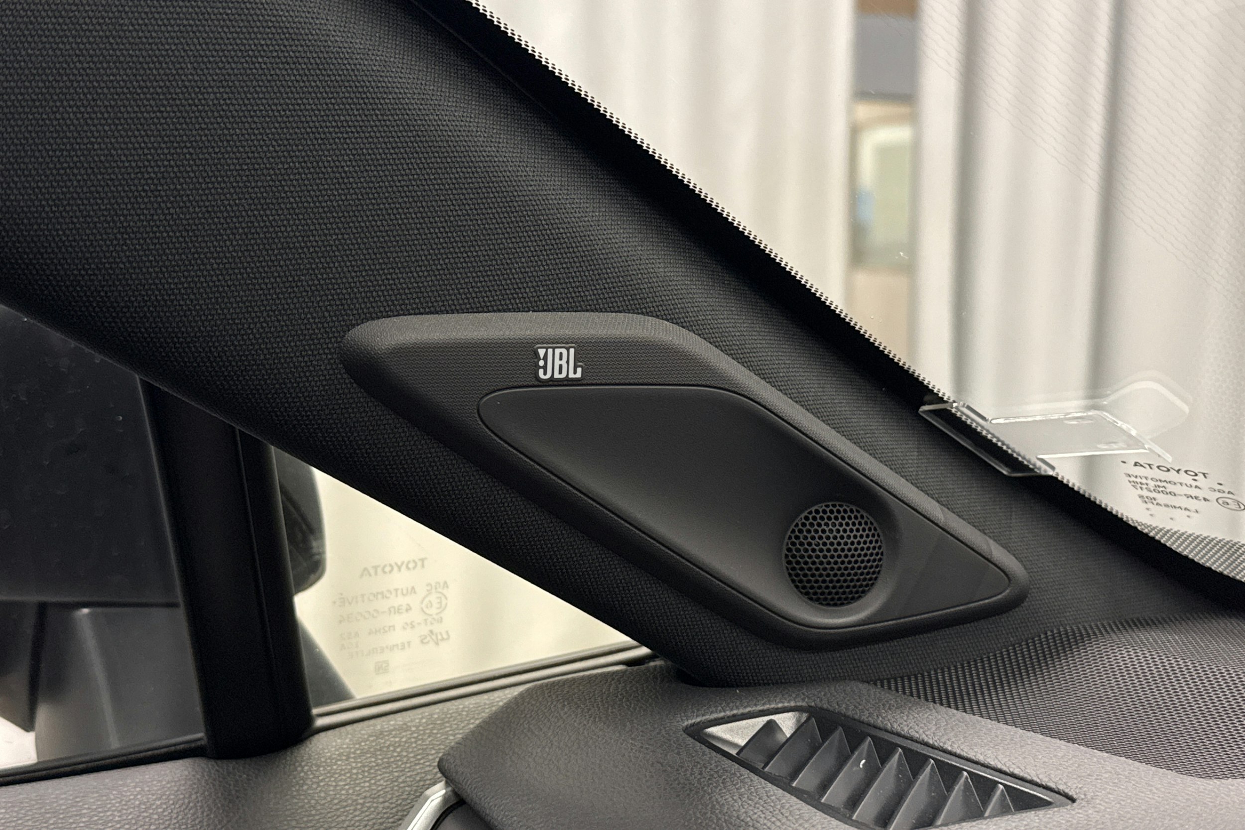 valkoinen Toyota RAV4 Plug-in 2021 kuva 26.