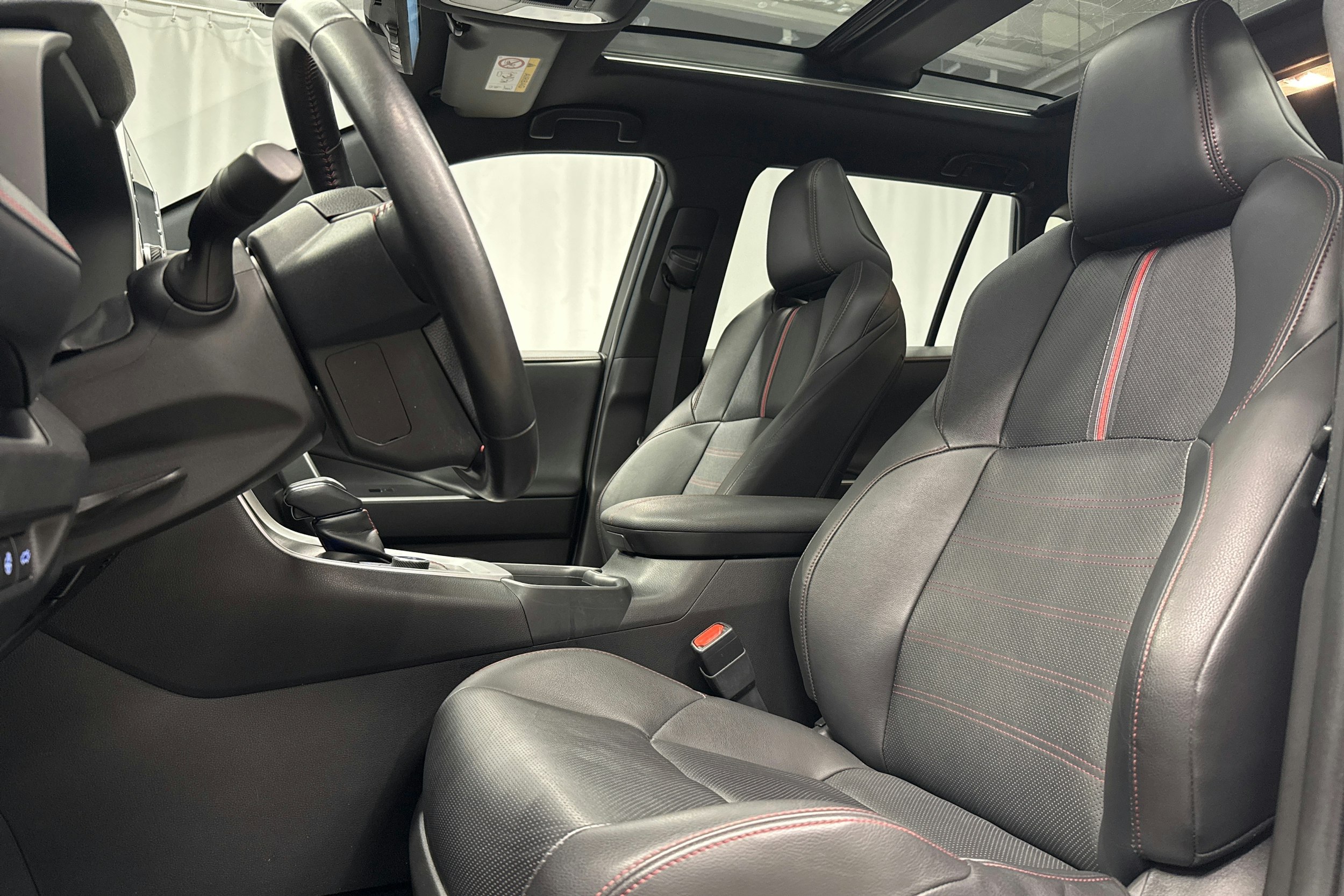 valkoinen Toyota RAV4 Plug-in 2021 kuva 28.