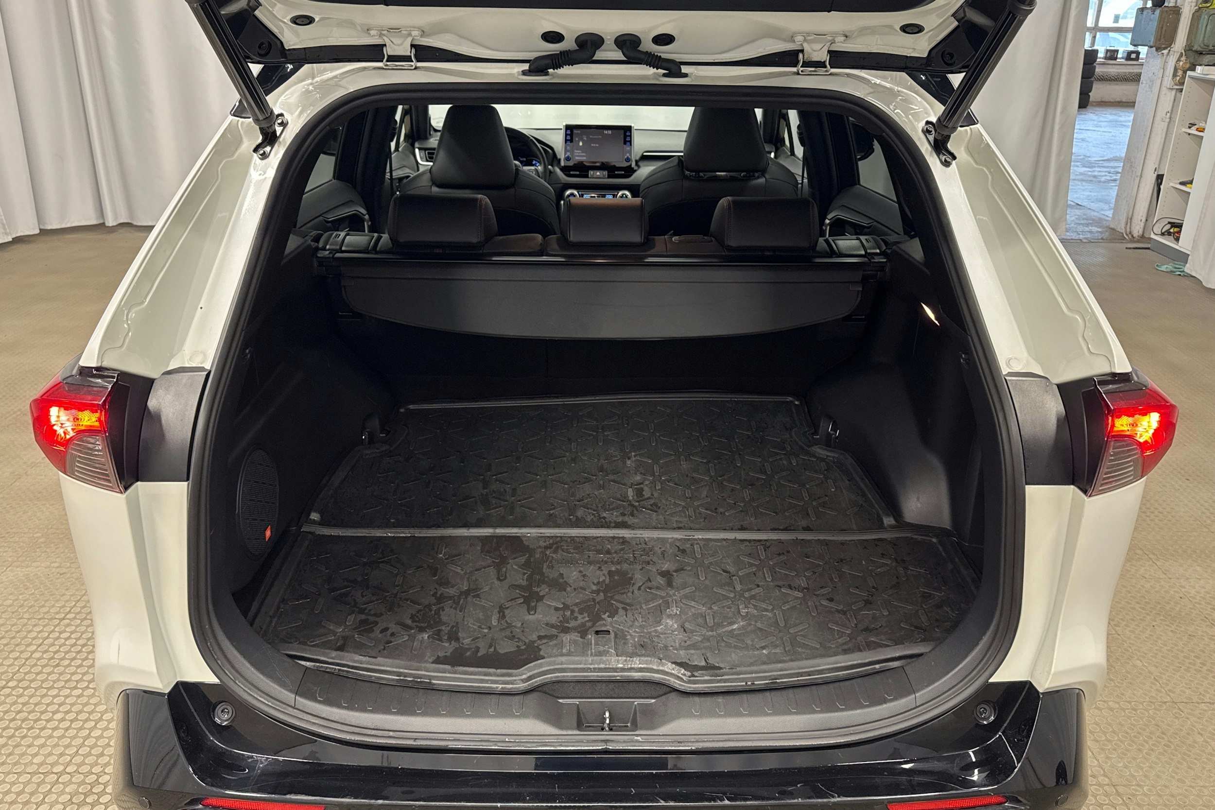 valkoinen Toyota RAV4 Plug-in 2021 kuva 31.