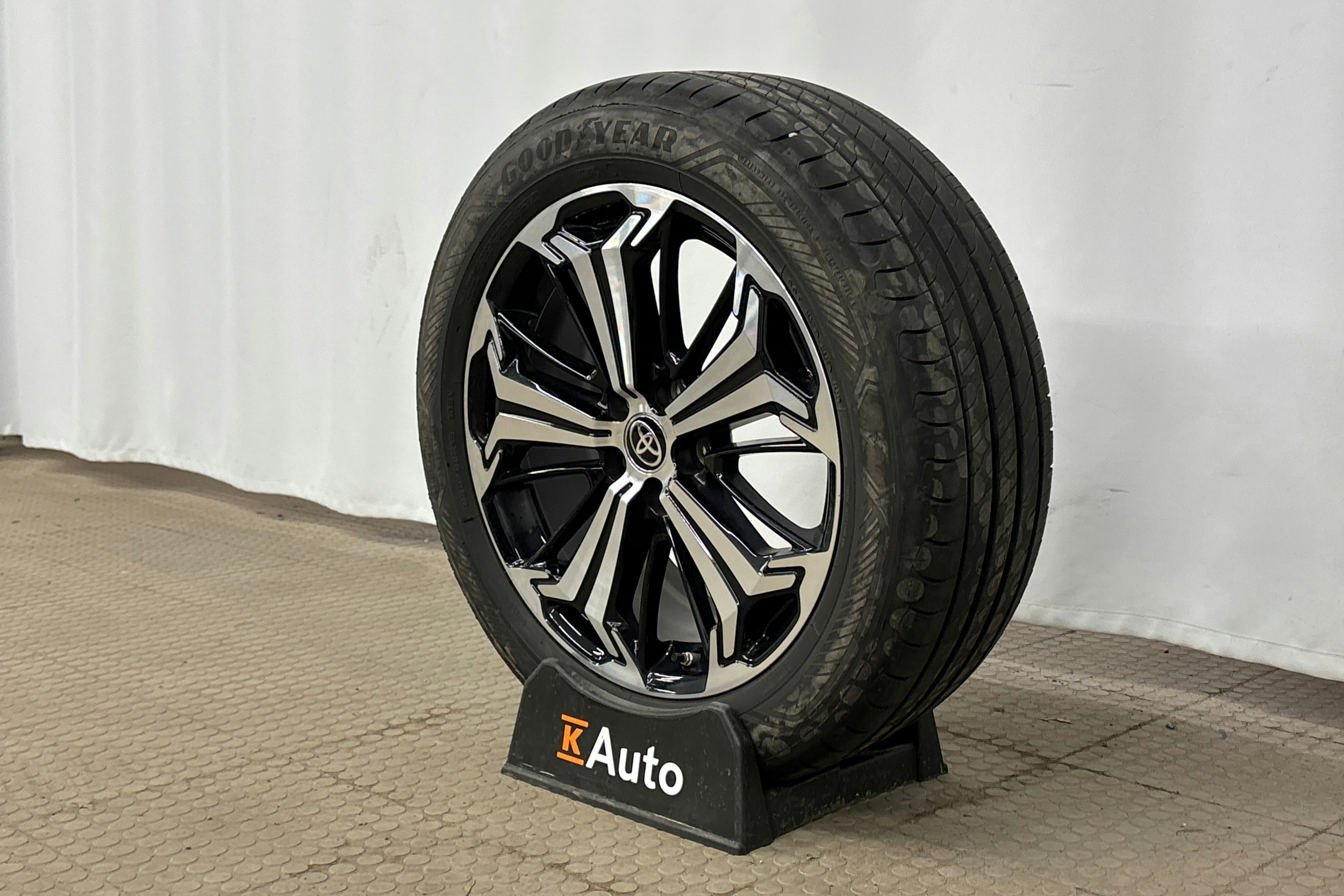 harmaa Toyota RAV4 Plug-in 2021 kuva 13.