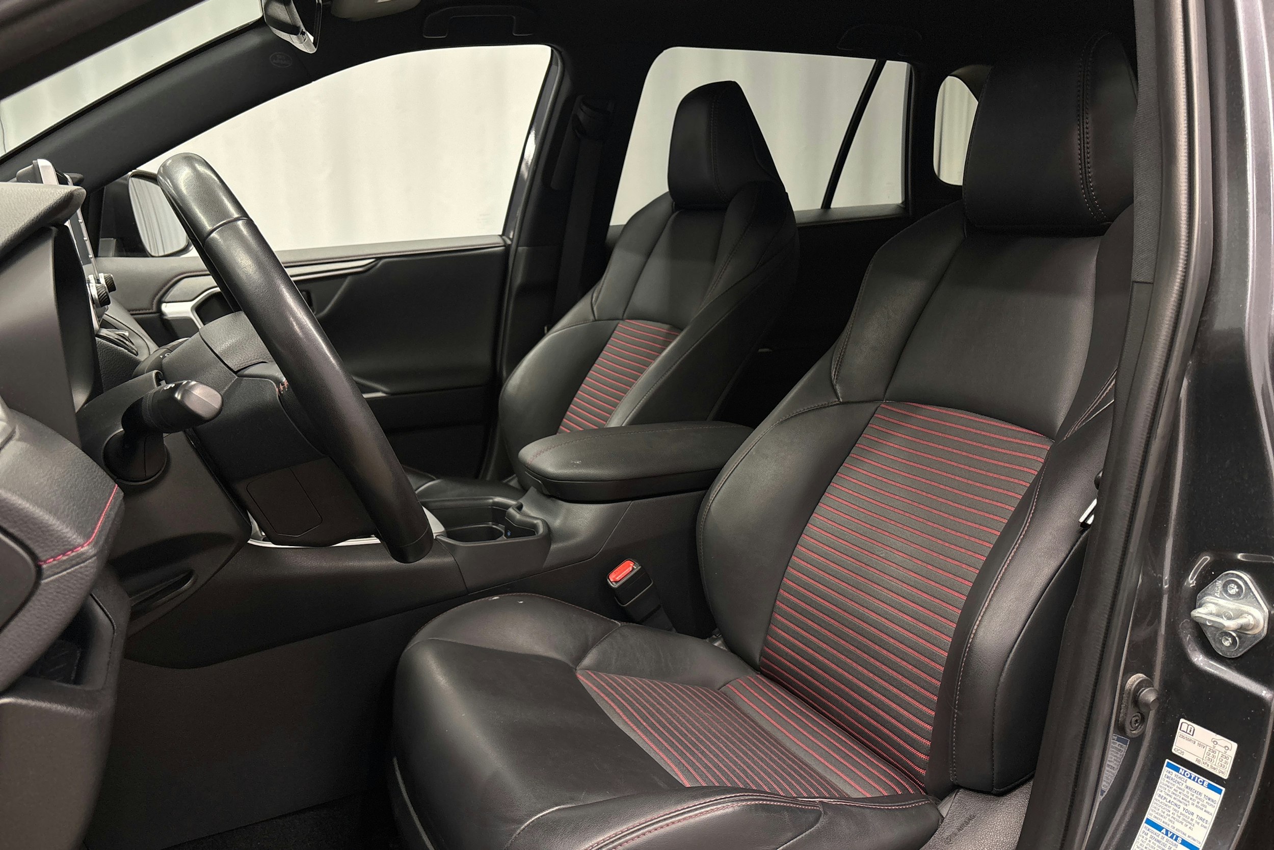 harmaa Toyota RAV4 Plug-in 2021 kuva 16.