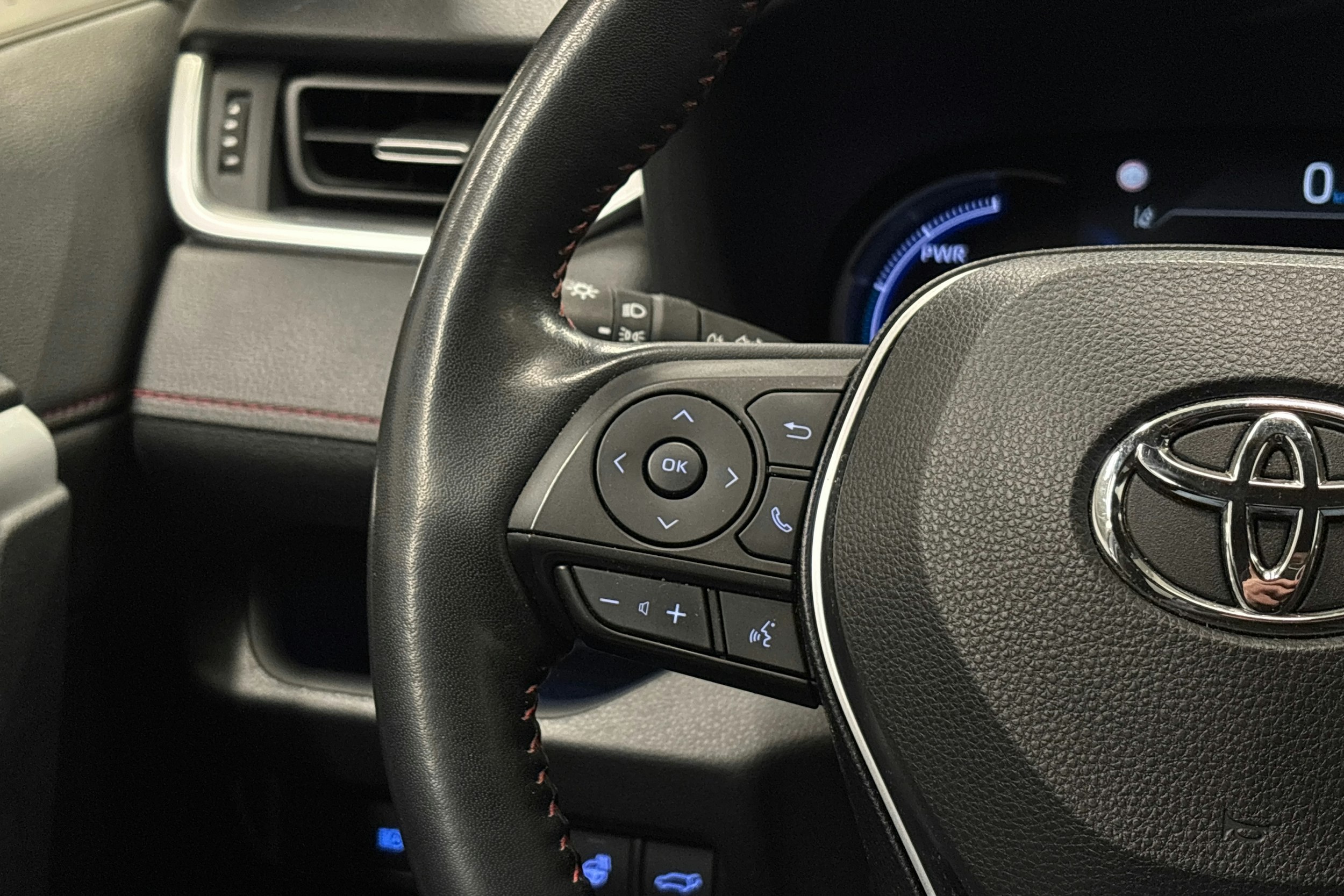 harmaa Toyota RAV4 Plug-in 2021 kuva 19.