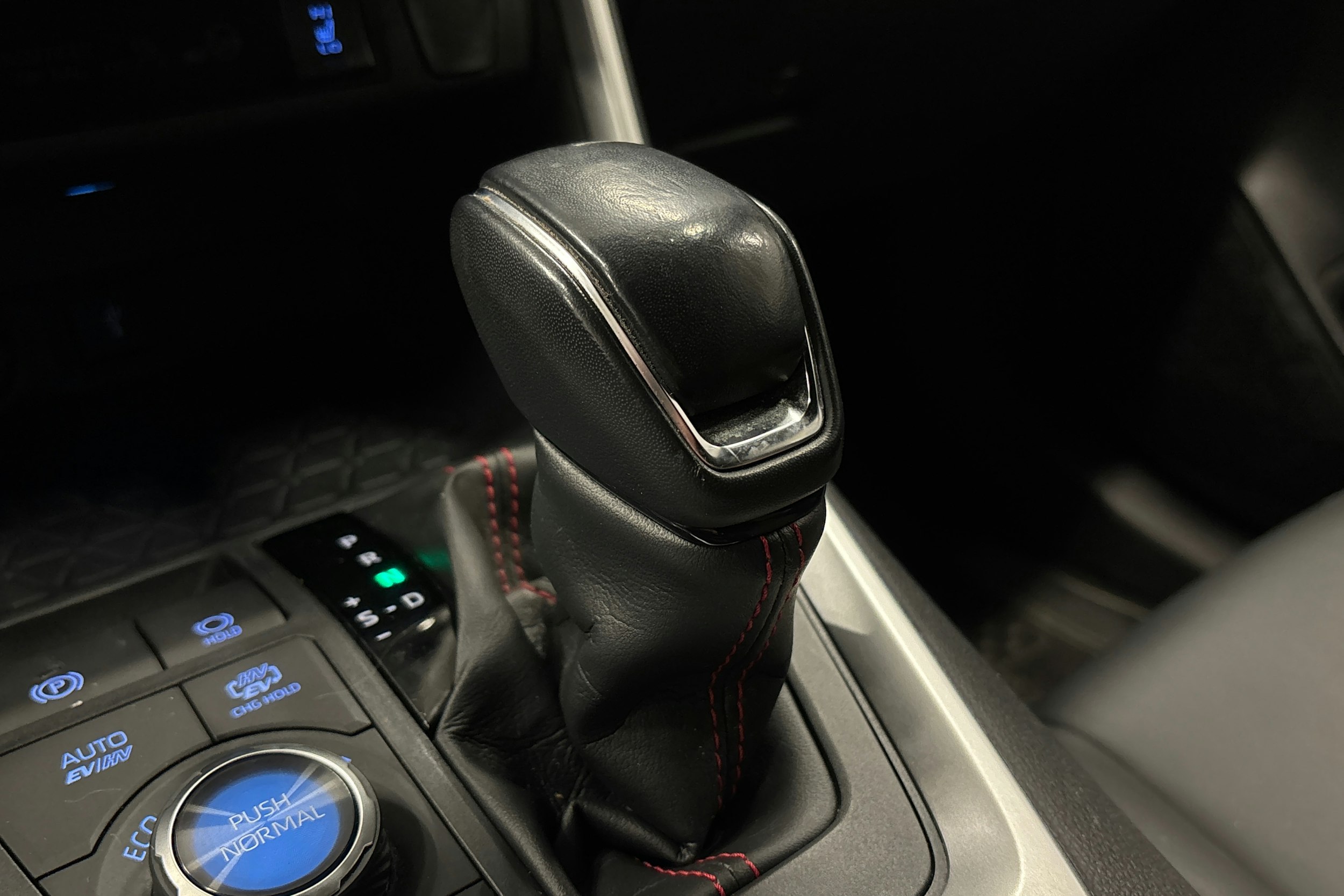 harmaa Toyota RAV4 Plug-in 2021 kuva 28.