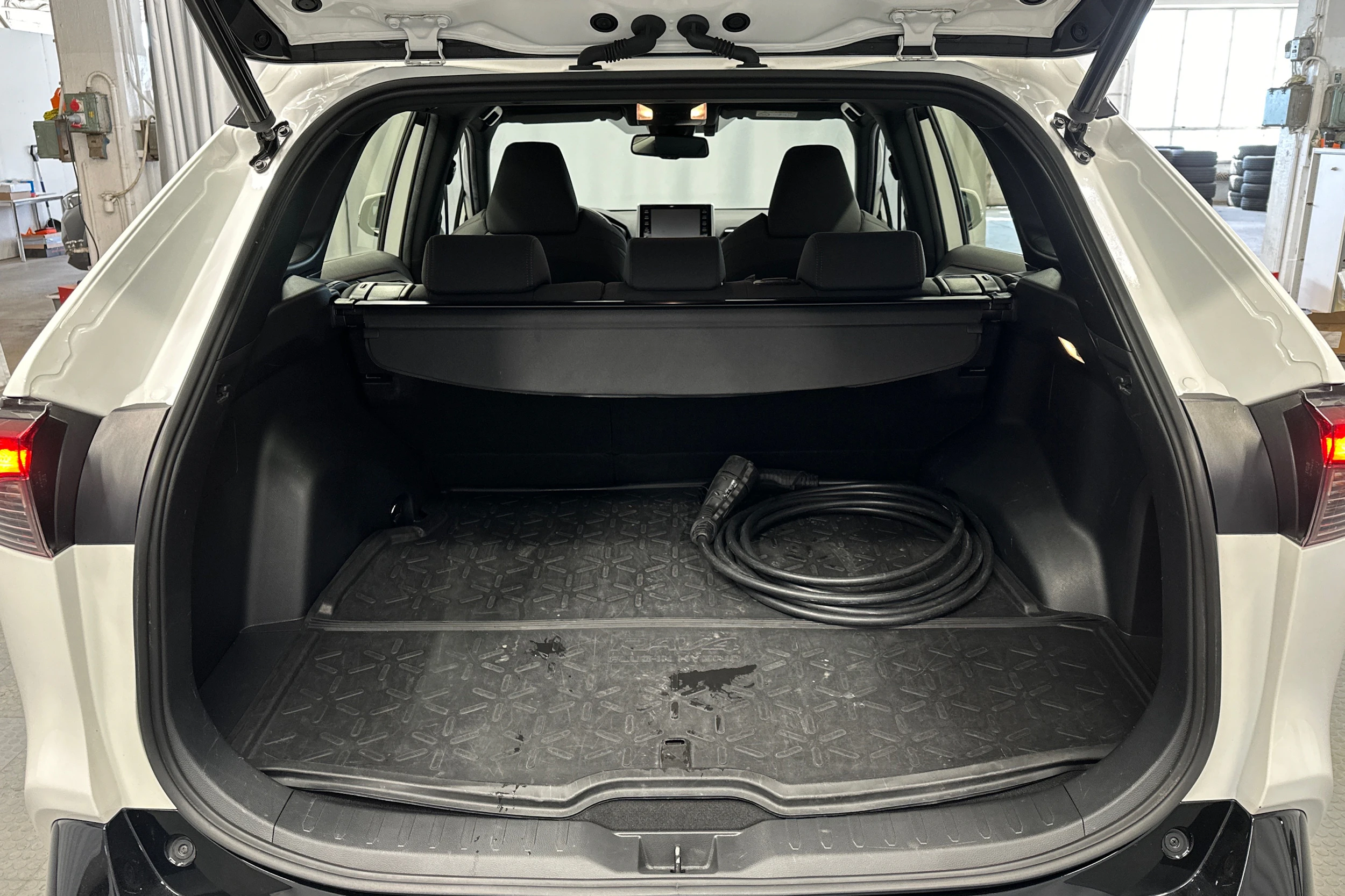 valkoinen Toyota RAV4 Plug-in 2021 kuva 11.
