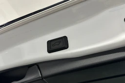 valkoinen Toyota RAV4 Plug-in 2021 kuva 12.